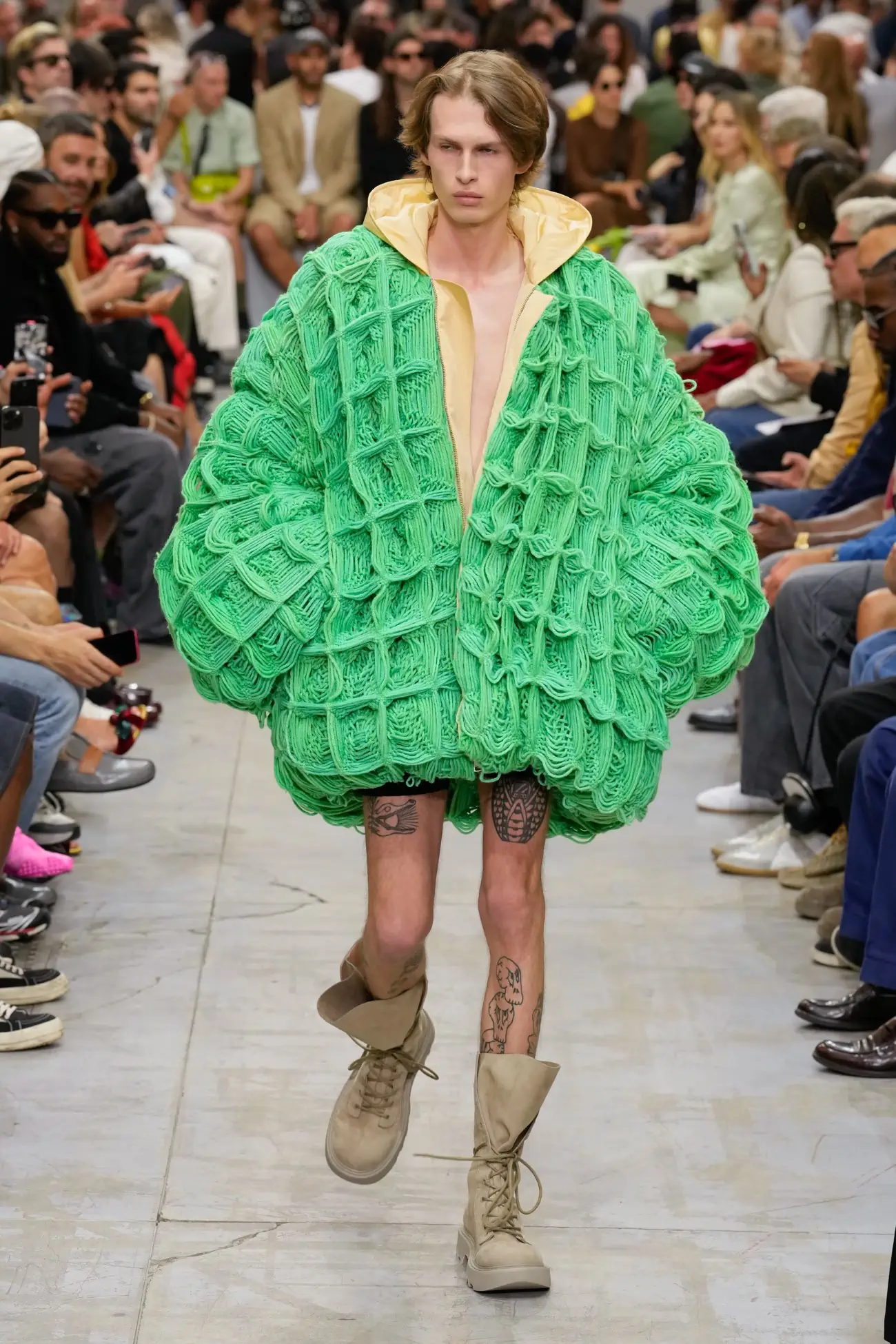 La collection Printemps 2025 de JW Anderson repousse les limites avec des vêtements irrationnels