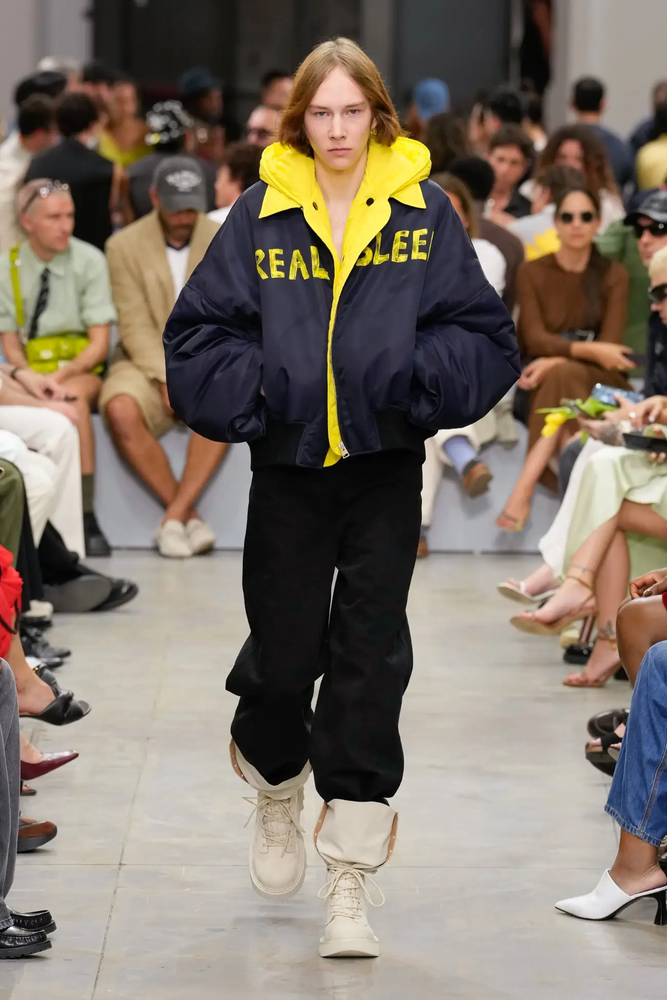 La collection Printemps 2025 de JW Anderson repousse les limites avec des vêtements irrationnels