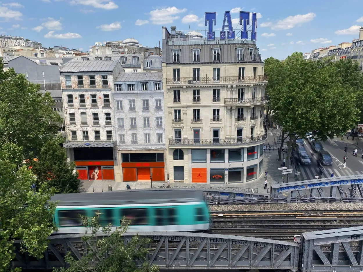 Jordan Brand transforme l'ancien grand magasin parisien Tati Barbès en un centre communautaire “District 23”