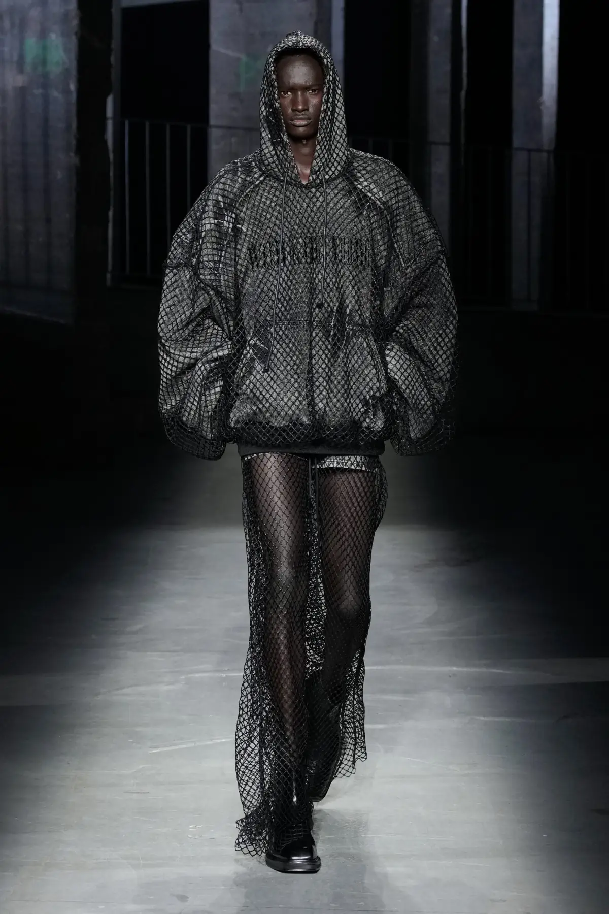 Juun.J Printemps 2025, une fusion de masculinité et de fluidité