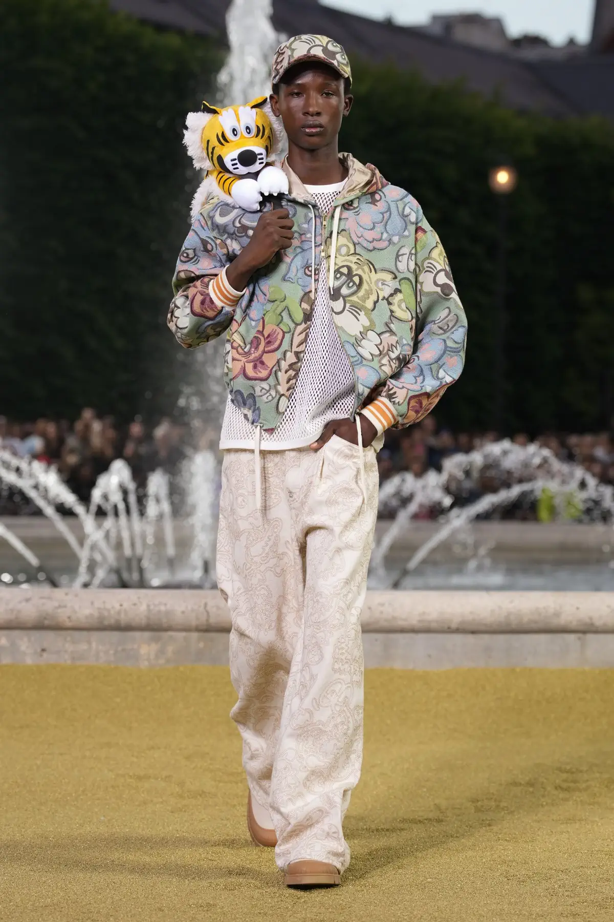 Nigo emmène KENZO dans une aventure dorée pour le Printemps 2025