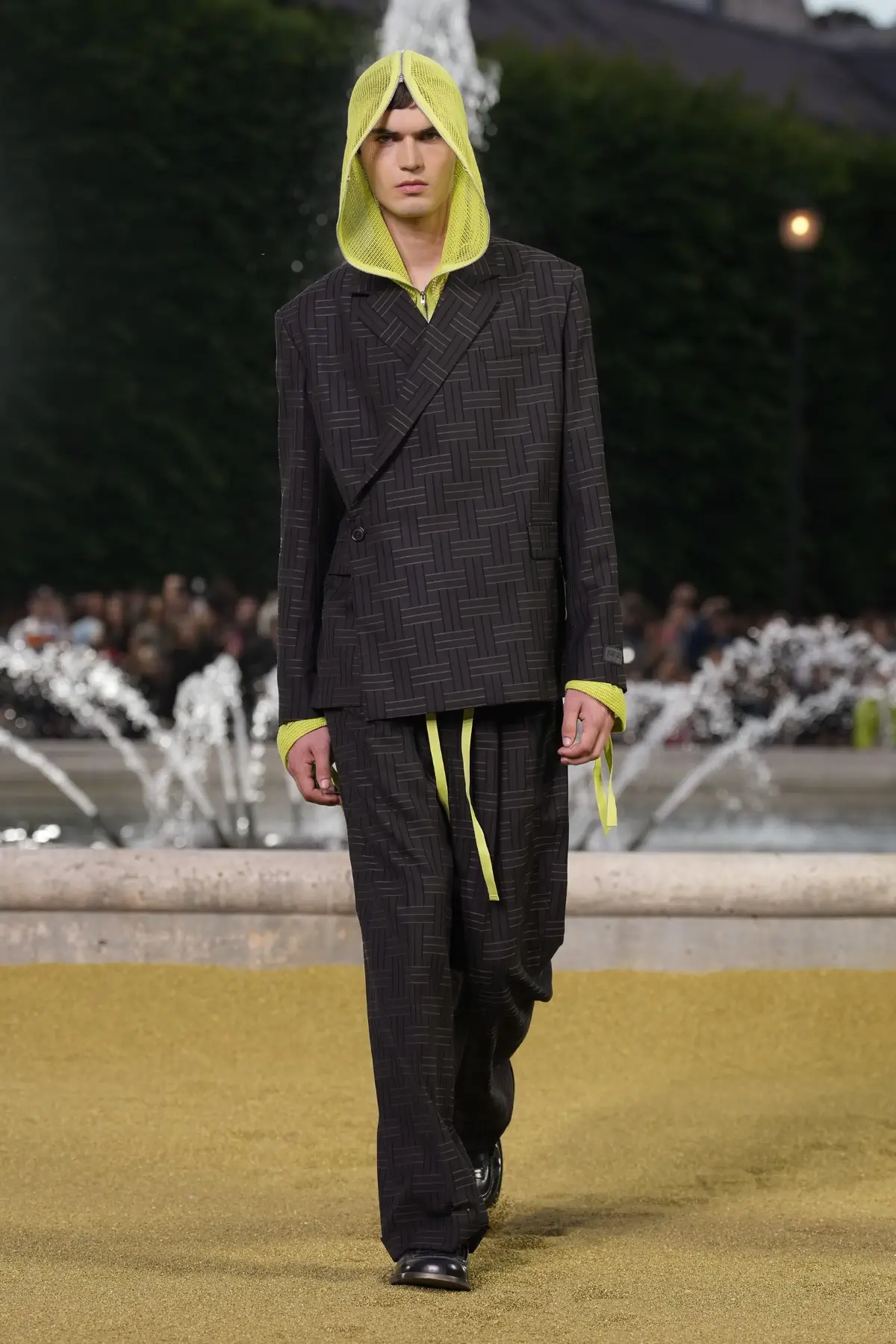 Nigo emmène KENZO dans une aventure dorée pour le Printemps 2025