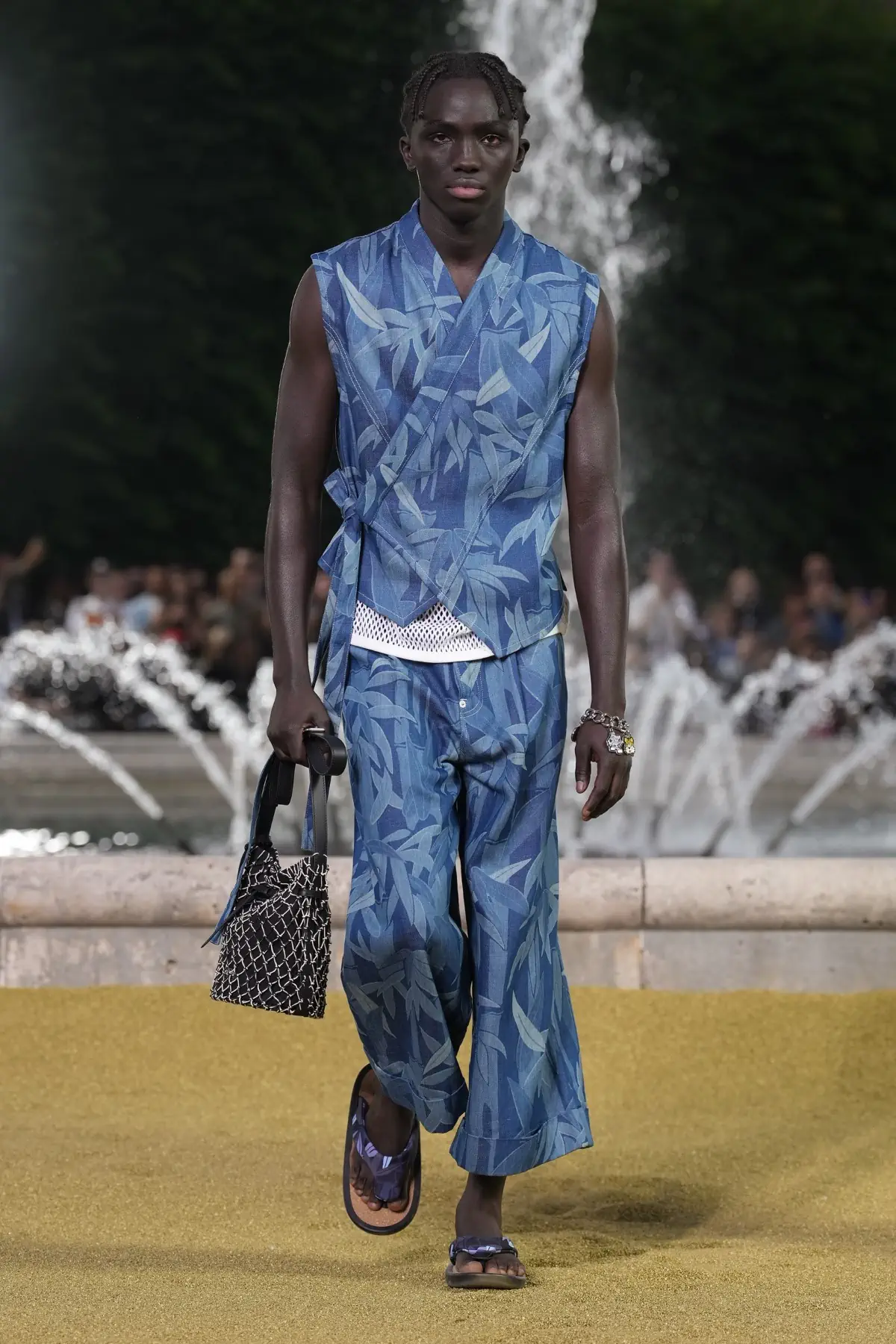 Nigo emmène KENZO dans une aventure dorée pour le Printemps 2025