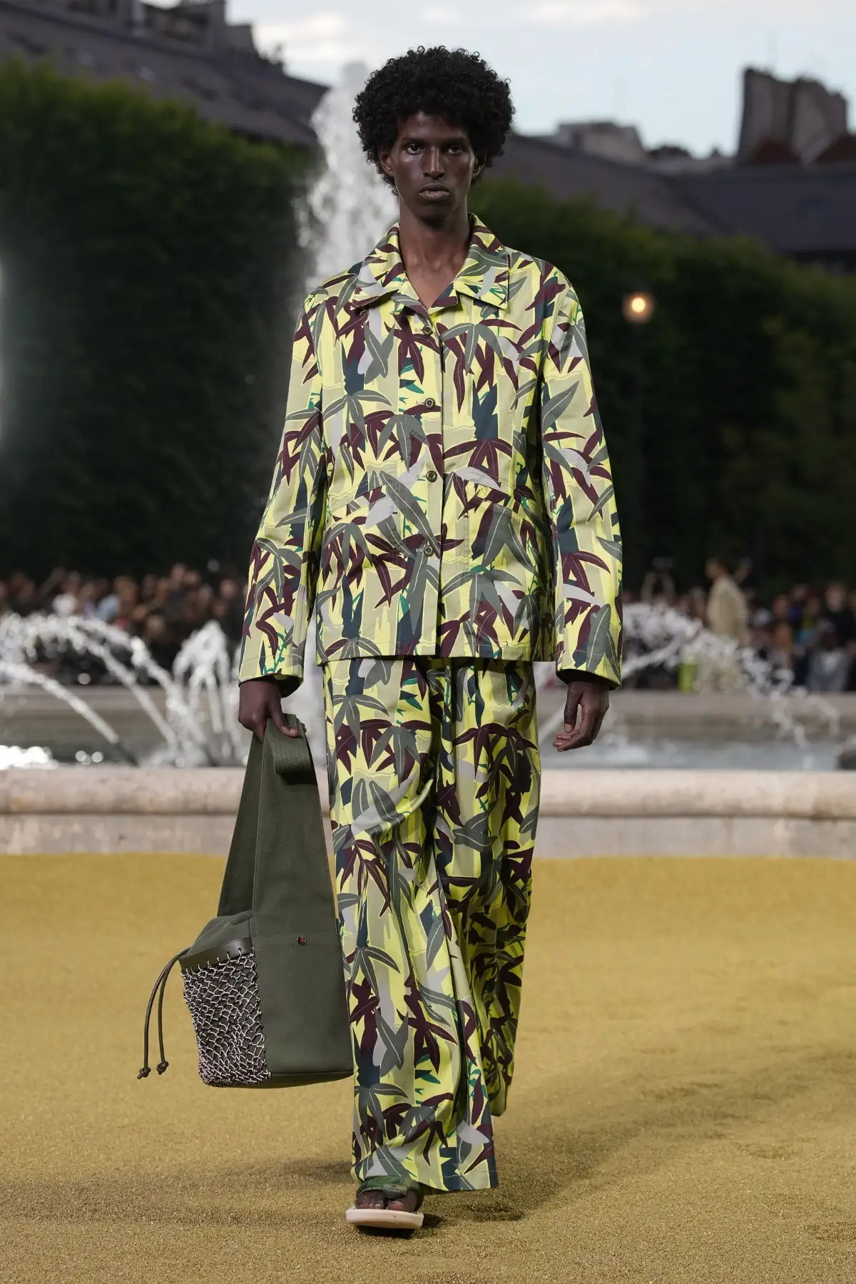 Nigo emmène KENZO dans une aventure dorée pour le Printemps 2025