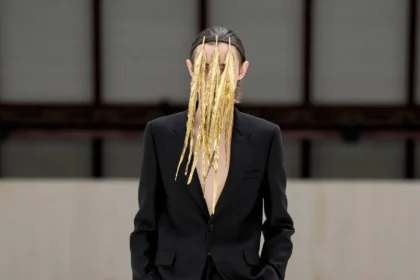 LOEWE Printemps 2025, l'exercice de retenue de Jonathan Anderson