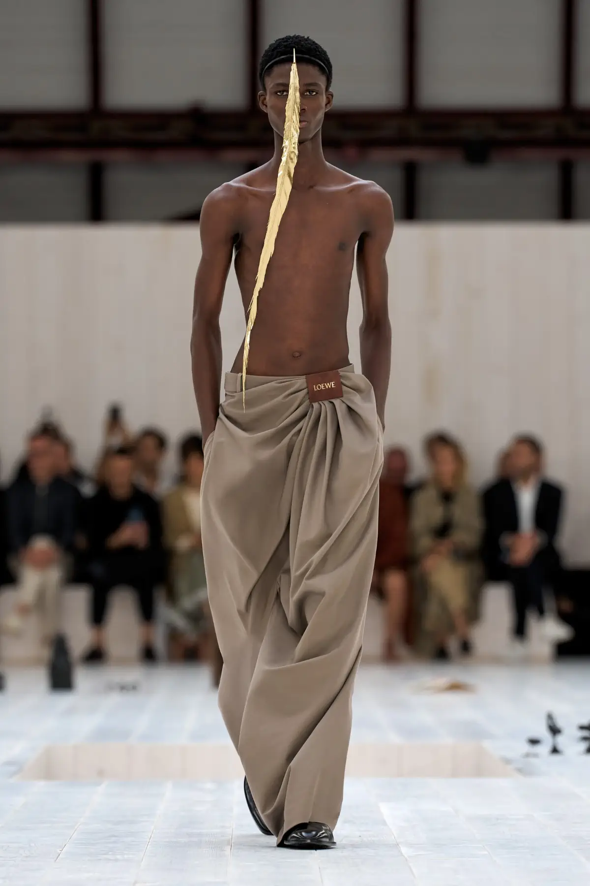 LOEWE Printemps 2025, l'exercice de retenue de Jonathan Anderson