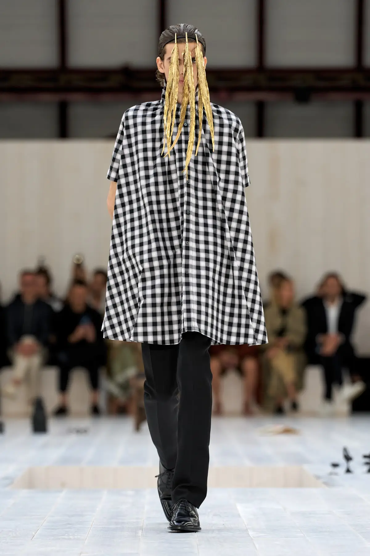 LOEWE Printemps 2025, l'exercice de retenue de Jonathan Anderson