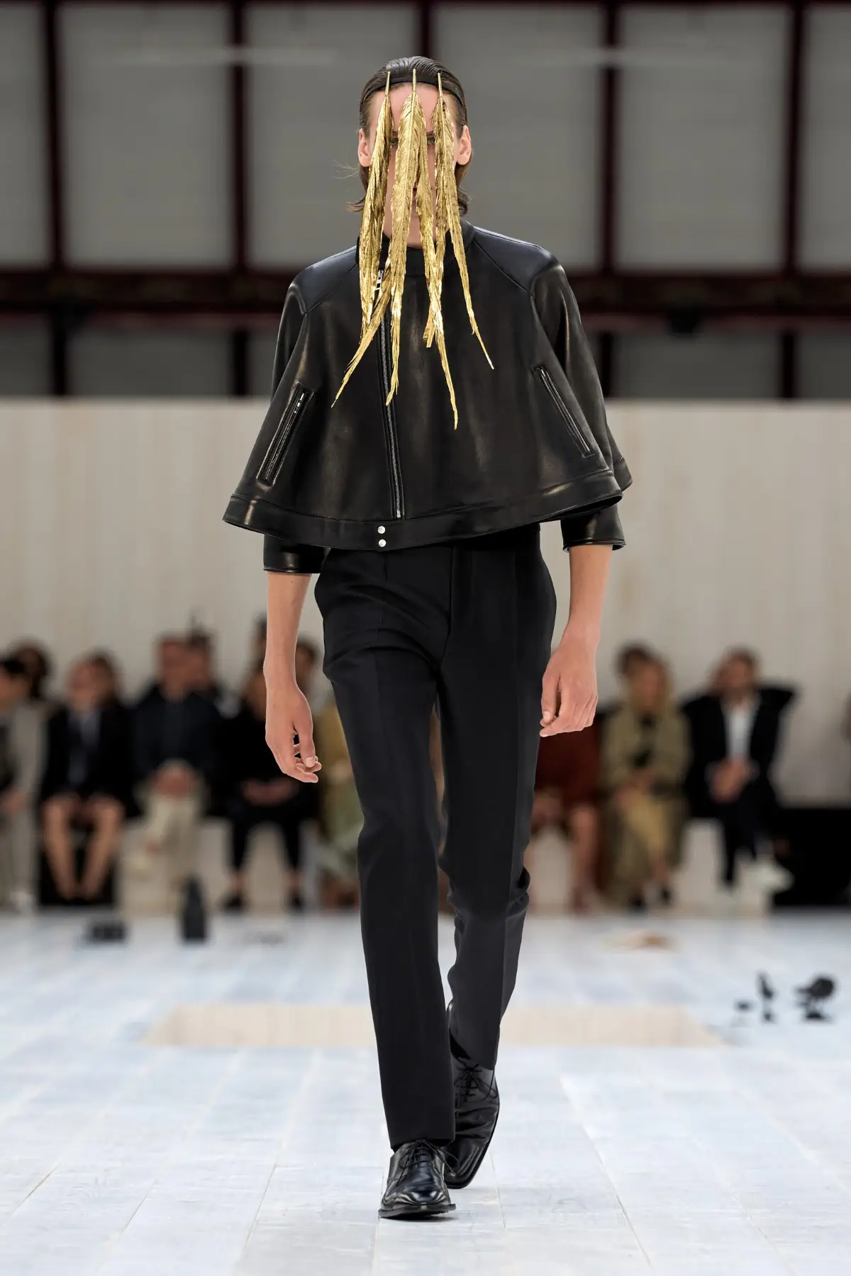 LOEWE Printemps 2025, l'exercice de retenue de Jonathan Anderson
