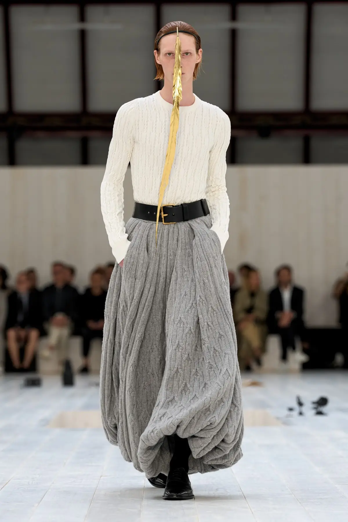 LOEWE Printemps 2025, l'exercice de retenue de Jonathan Anderson