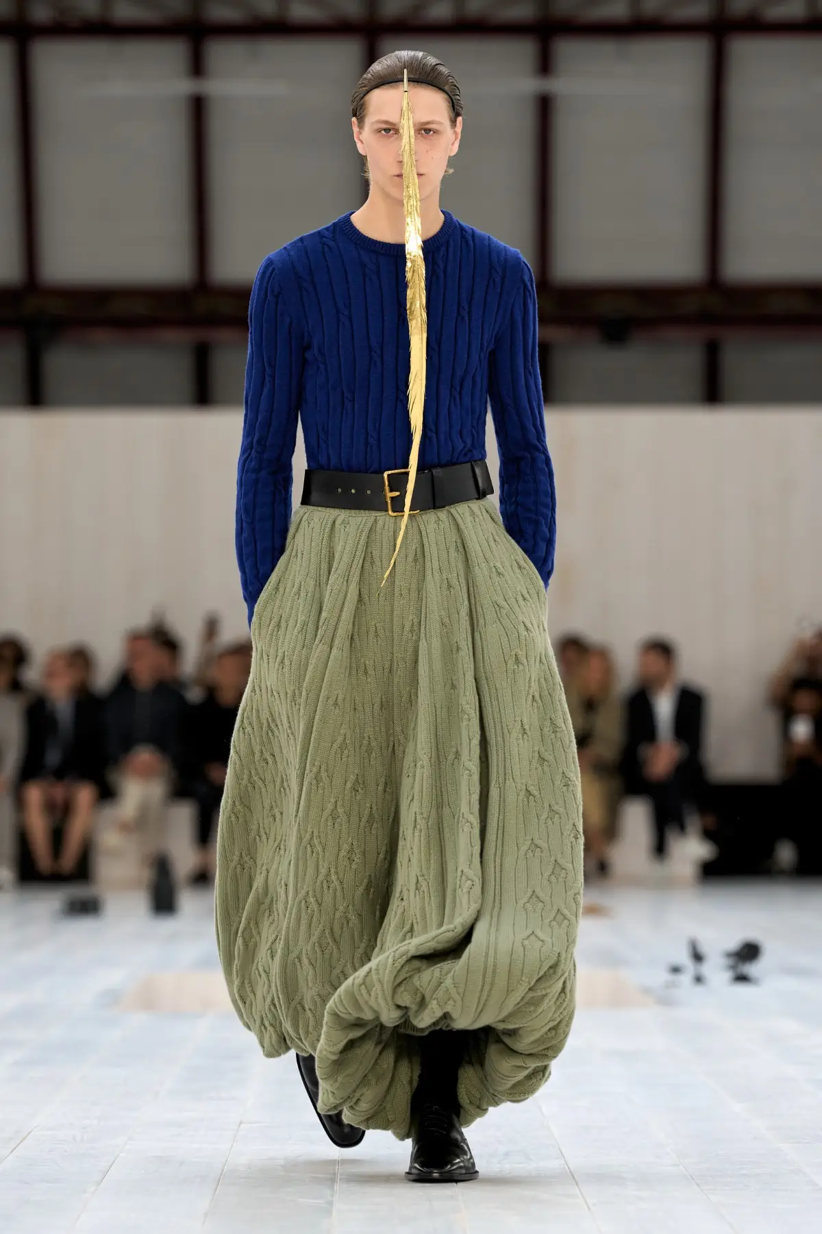 LOEWE Printemps 2025, l'exercice de retenue de Jonathan Anderson