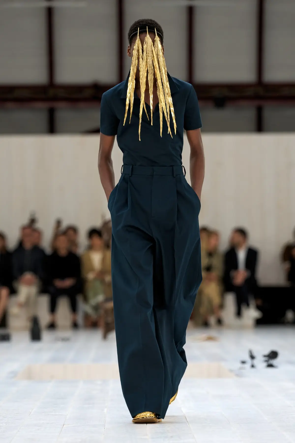 LOEWE Printemps 2025, l'exercice de retenue de Jonathan Anderson