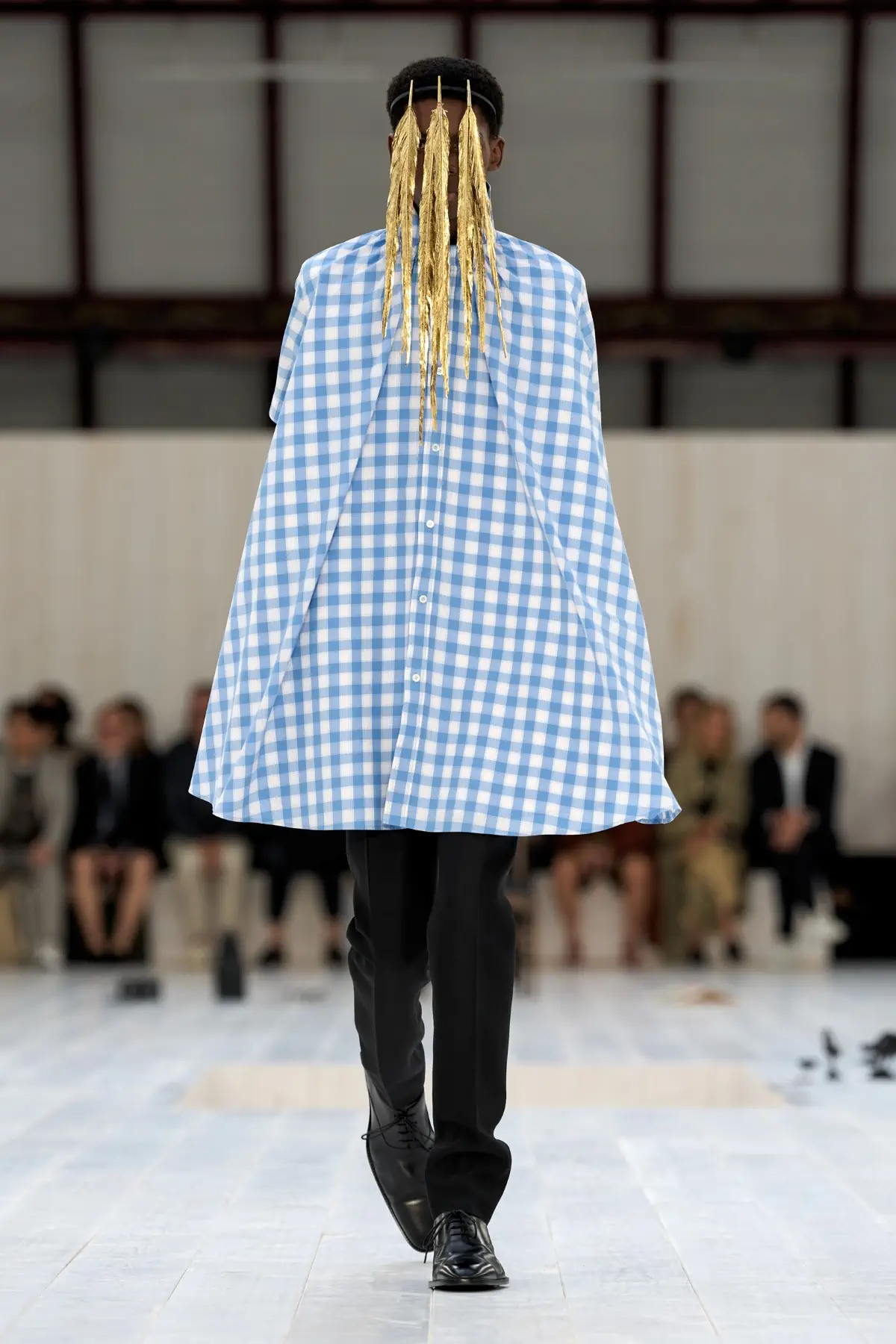 LOEWE Printemps 2025, l'exercice de retenue de Jonathan Anderson