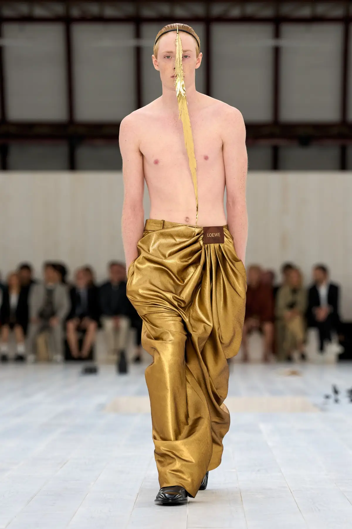 LOEWE Printemps 2025, l'exercice de retenue de Jonathan Anderson