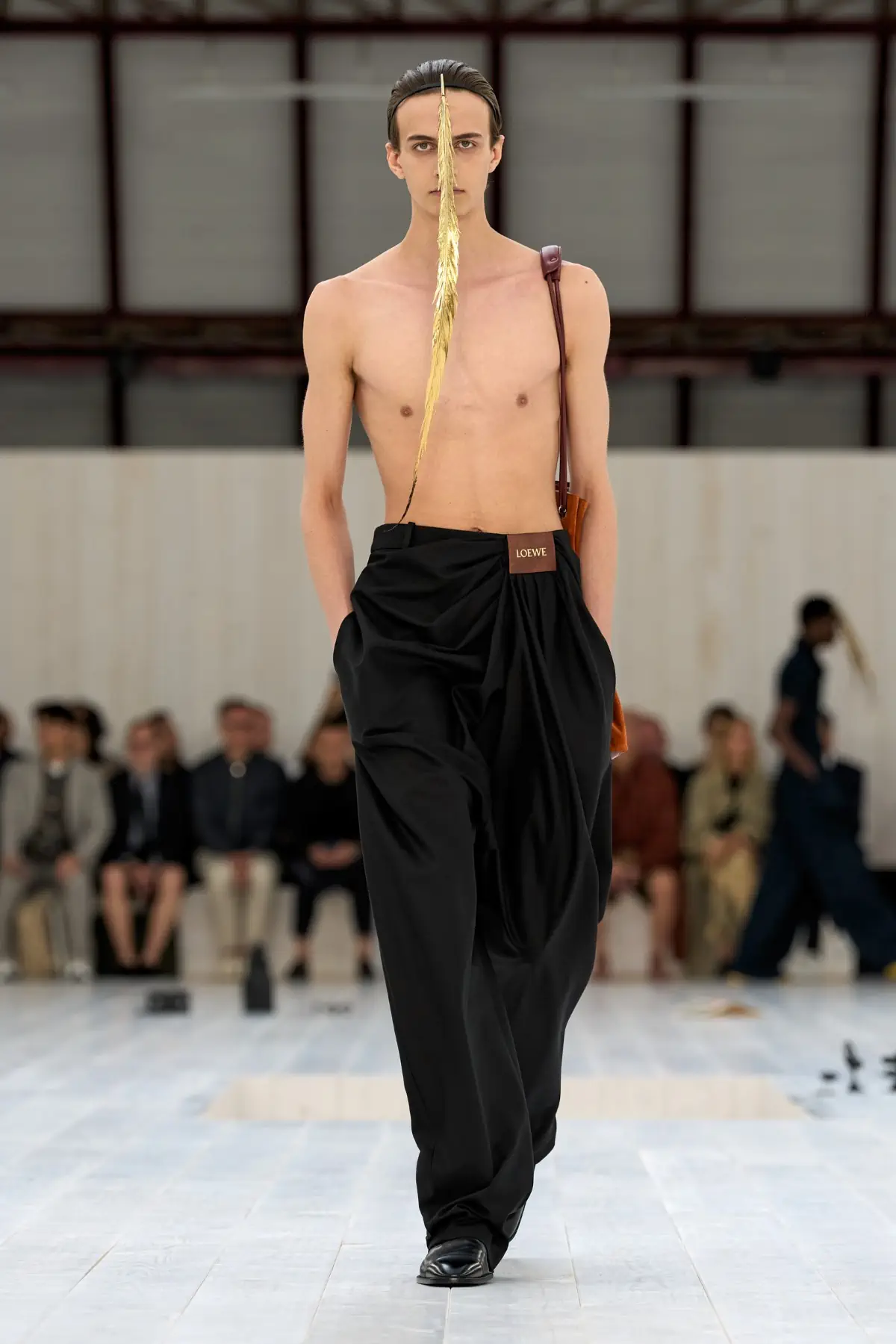 LOEWE Printemps 2025, l'exercice de retenue de Jonathan Anderson