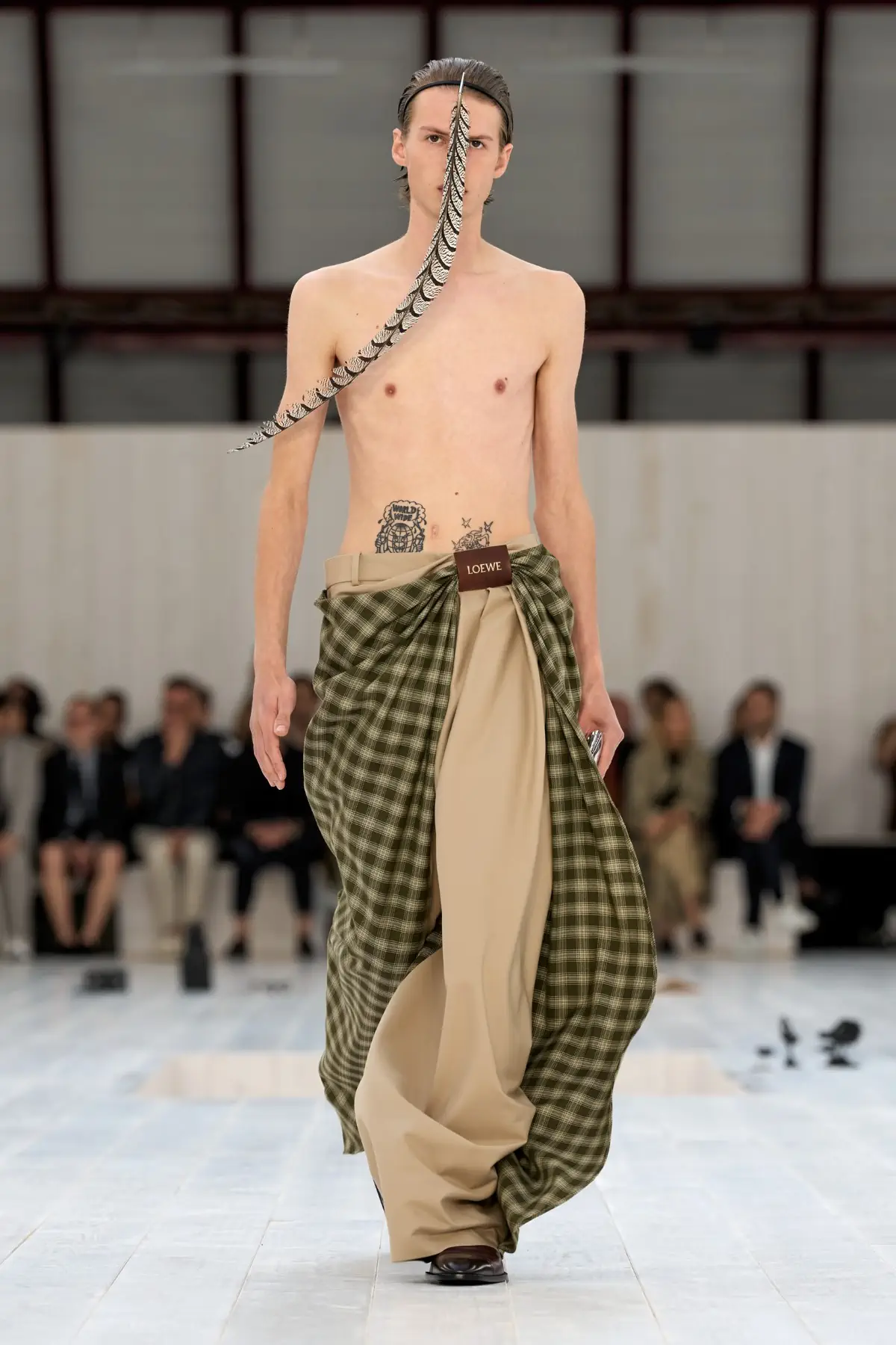 LOEWE Printemps 2025, l'exercice de retenue de Jonathan Anderson