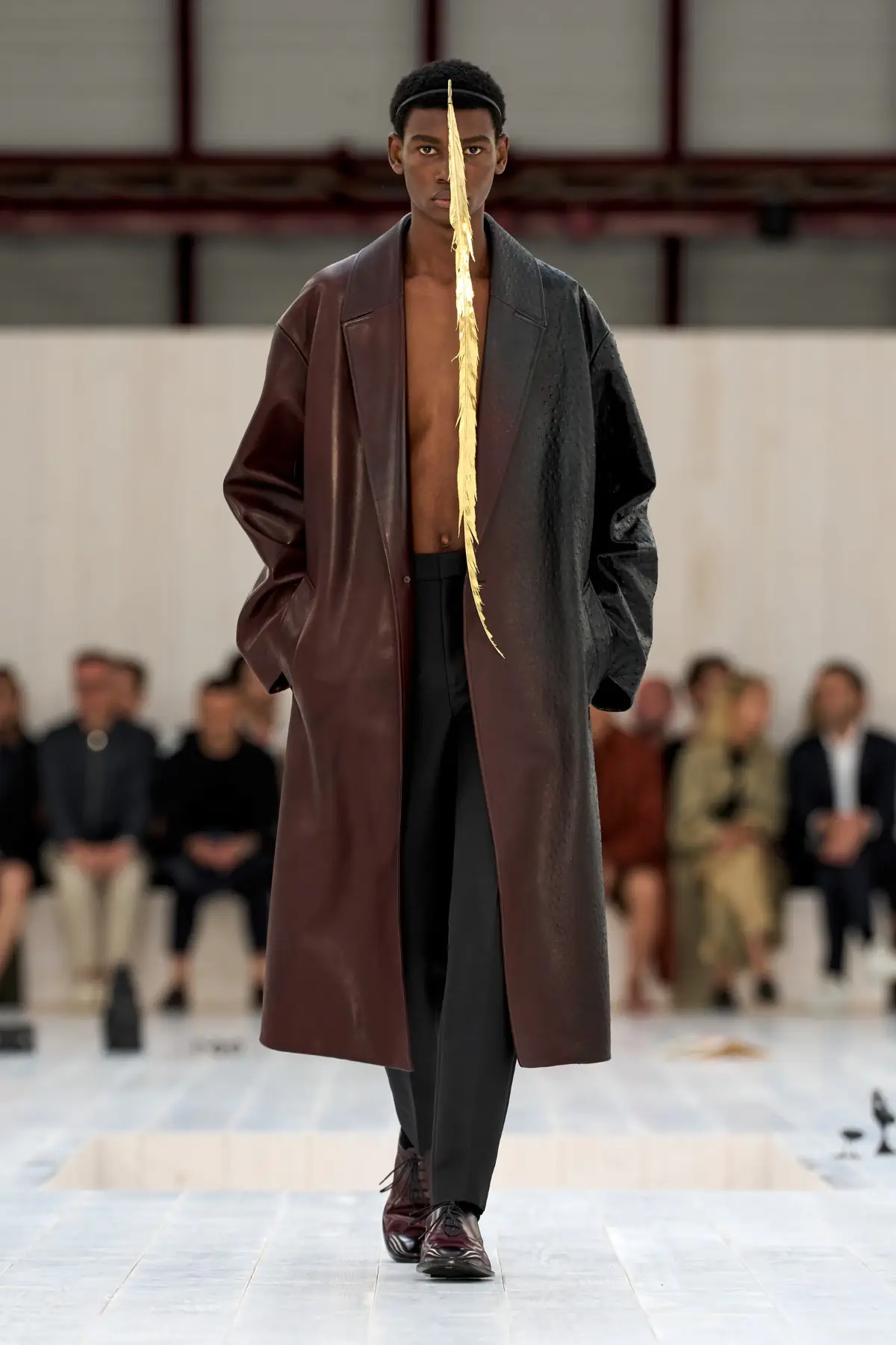 LOEWE Printemps 2025, l'exercice de retenue de Jonathan Anderson