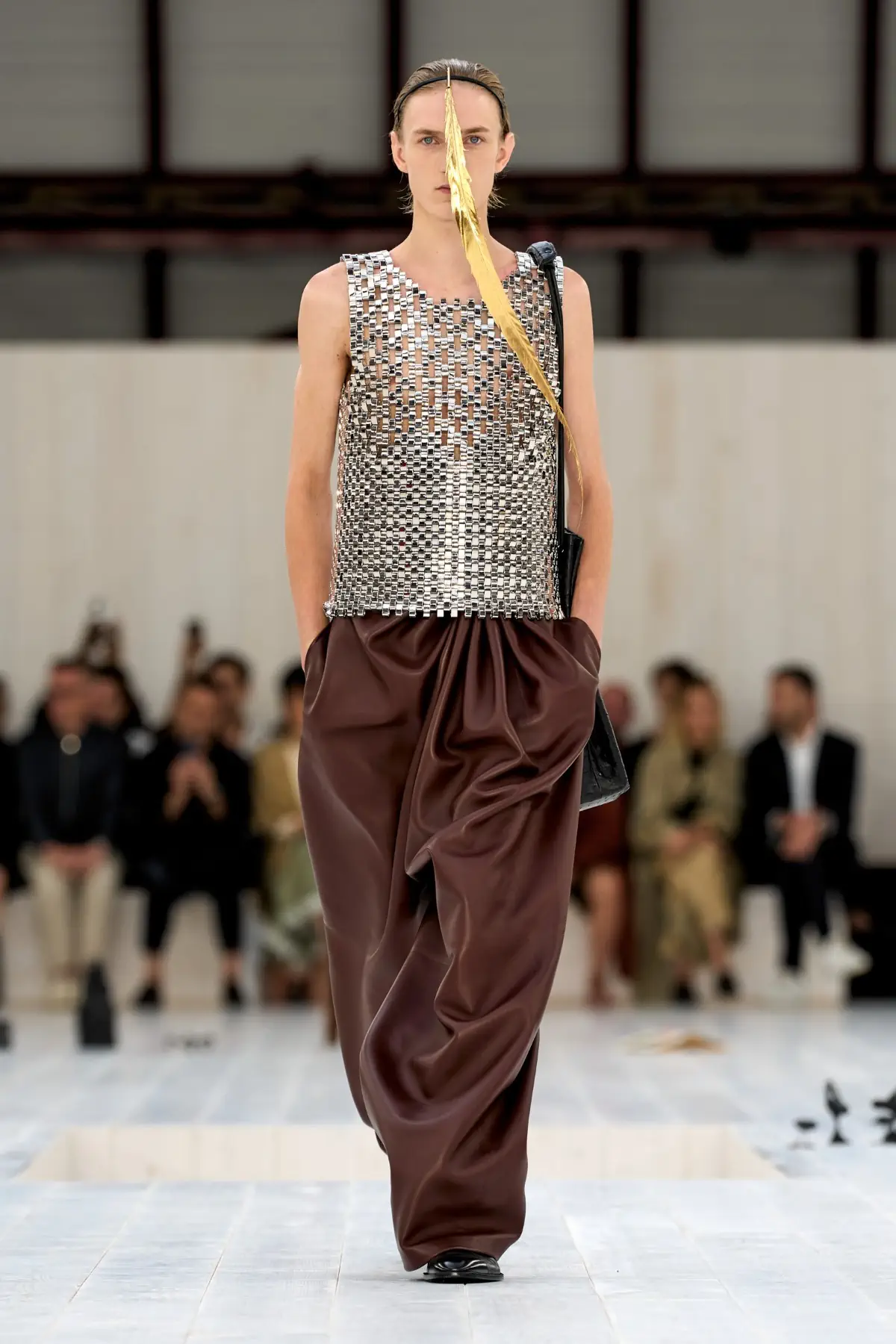 LOEWE Printemps 2025, l'exercice de retenue de Jonathan Anderson