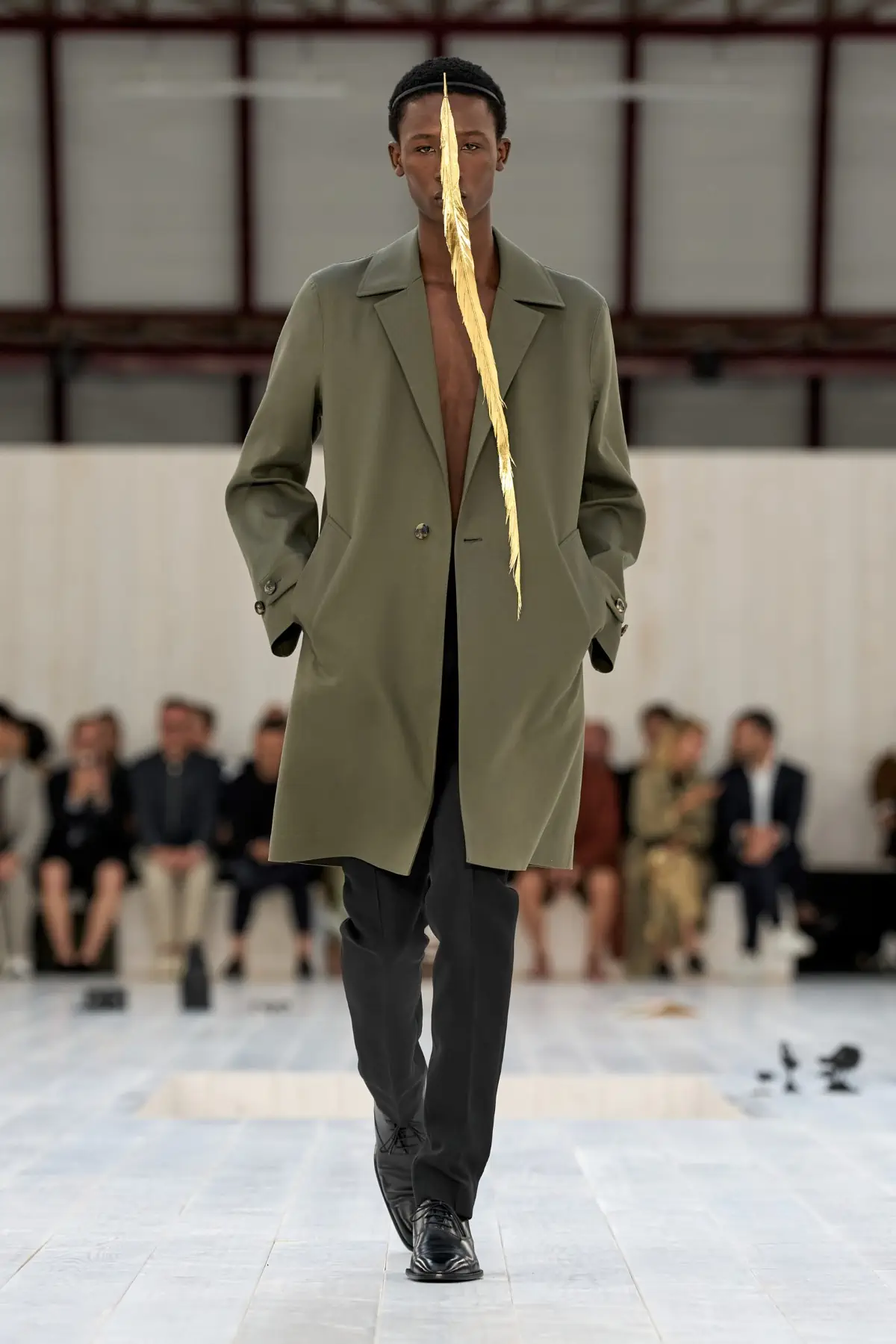LOEWE Printemps 2025, l'exercice de retenue de Jonathan Anderson