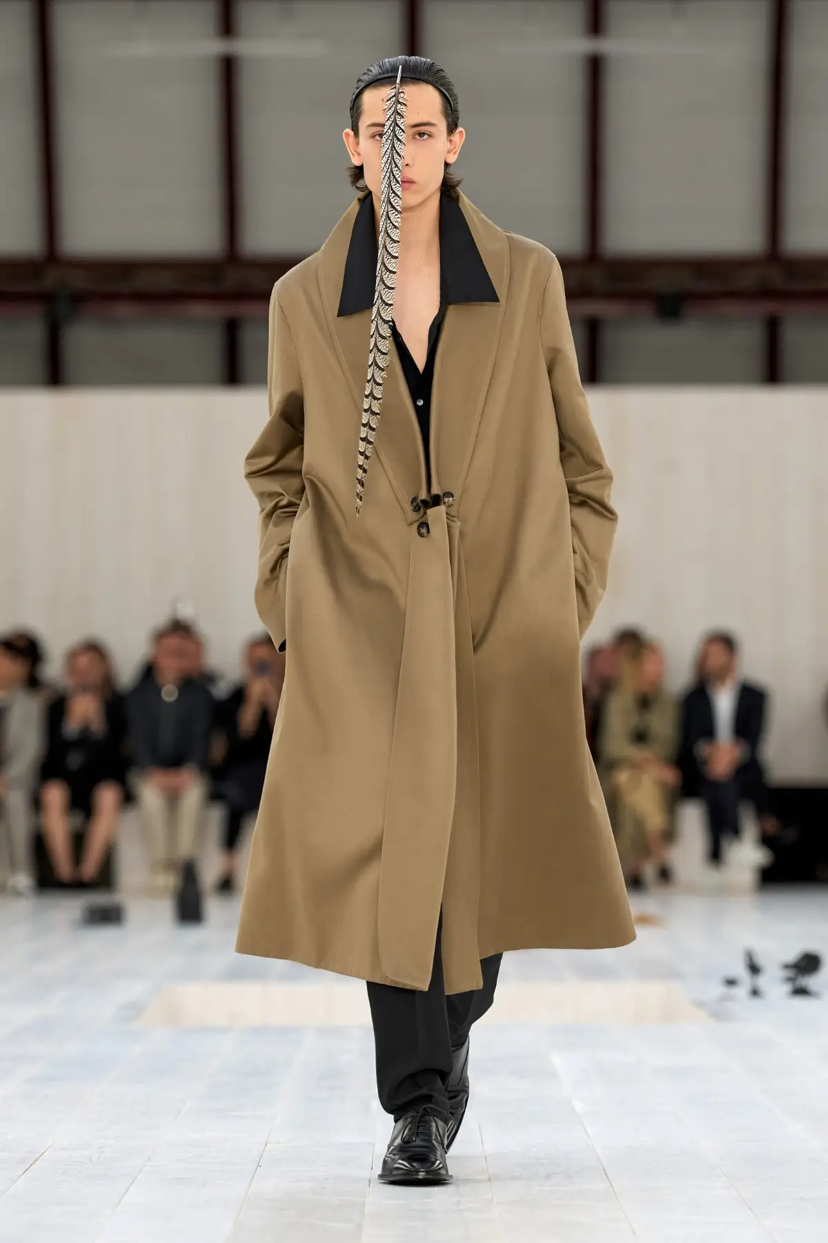 LOEWE Printemps 2025, l'exercice de retenue de Jonathan Anderson