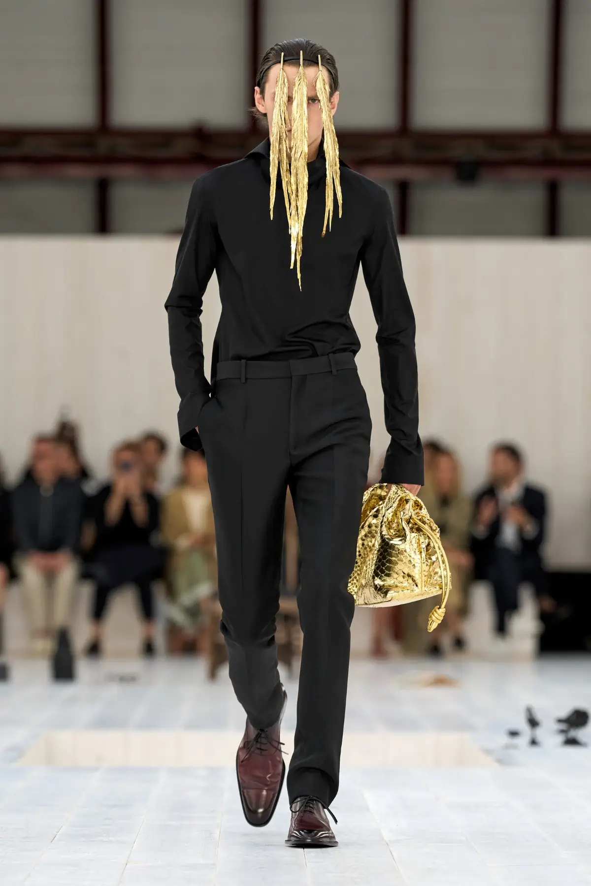 LOEWE Printemps 2025, l'exercice de retenue de Jonathan Anderson