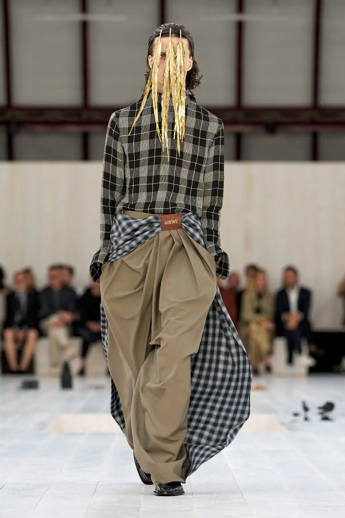 LOEWE Printemps 2025, l'exercice de retenue de Jonathan Anderson