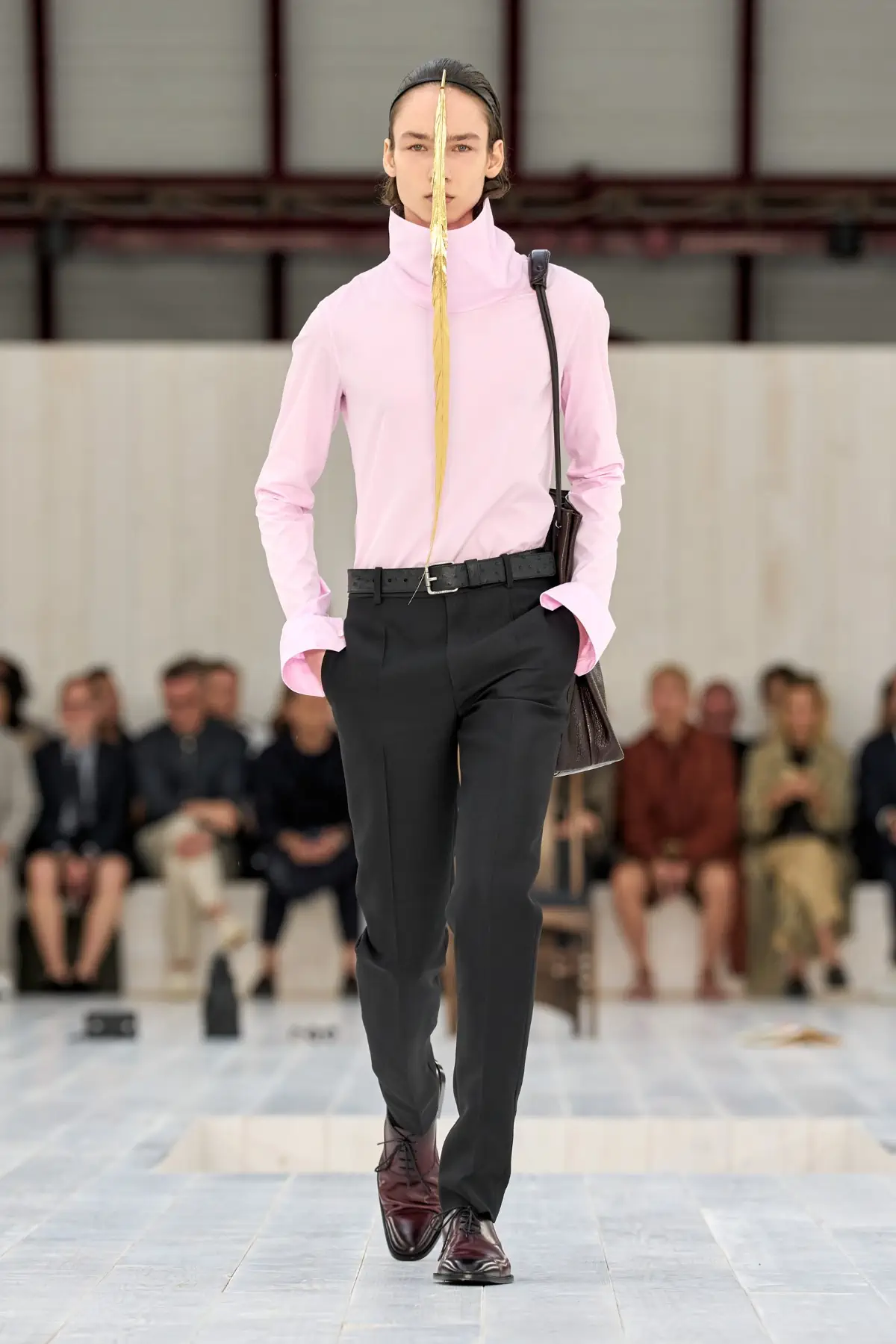 LOEWE Printemps 2025, l'exercice de retenue de Jonathan Anderson