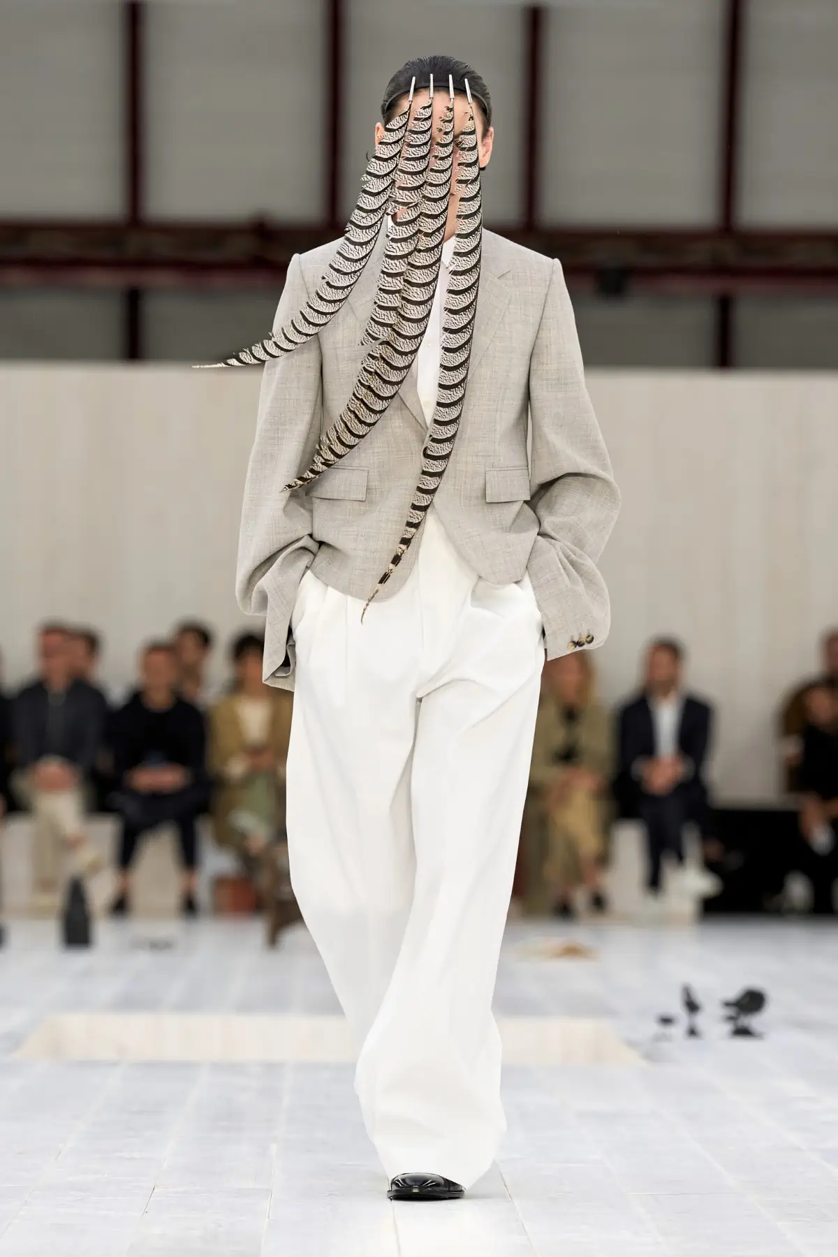 LOEWE Printemps 2025, l'exercice de retenue de Jonathan Anderson