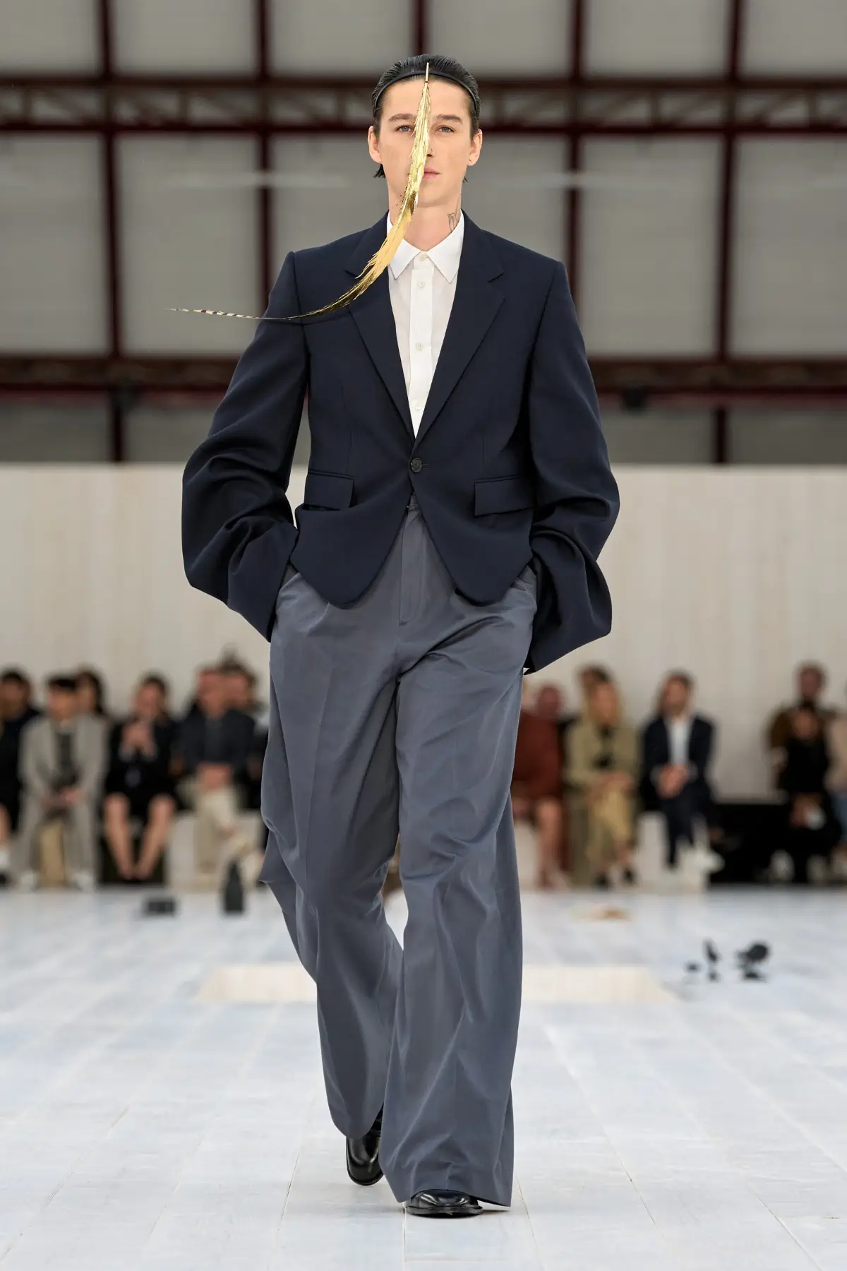 LOEWE Printemps 2025, l'exercice de retenue de Jonathan Anderson
