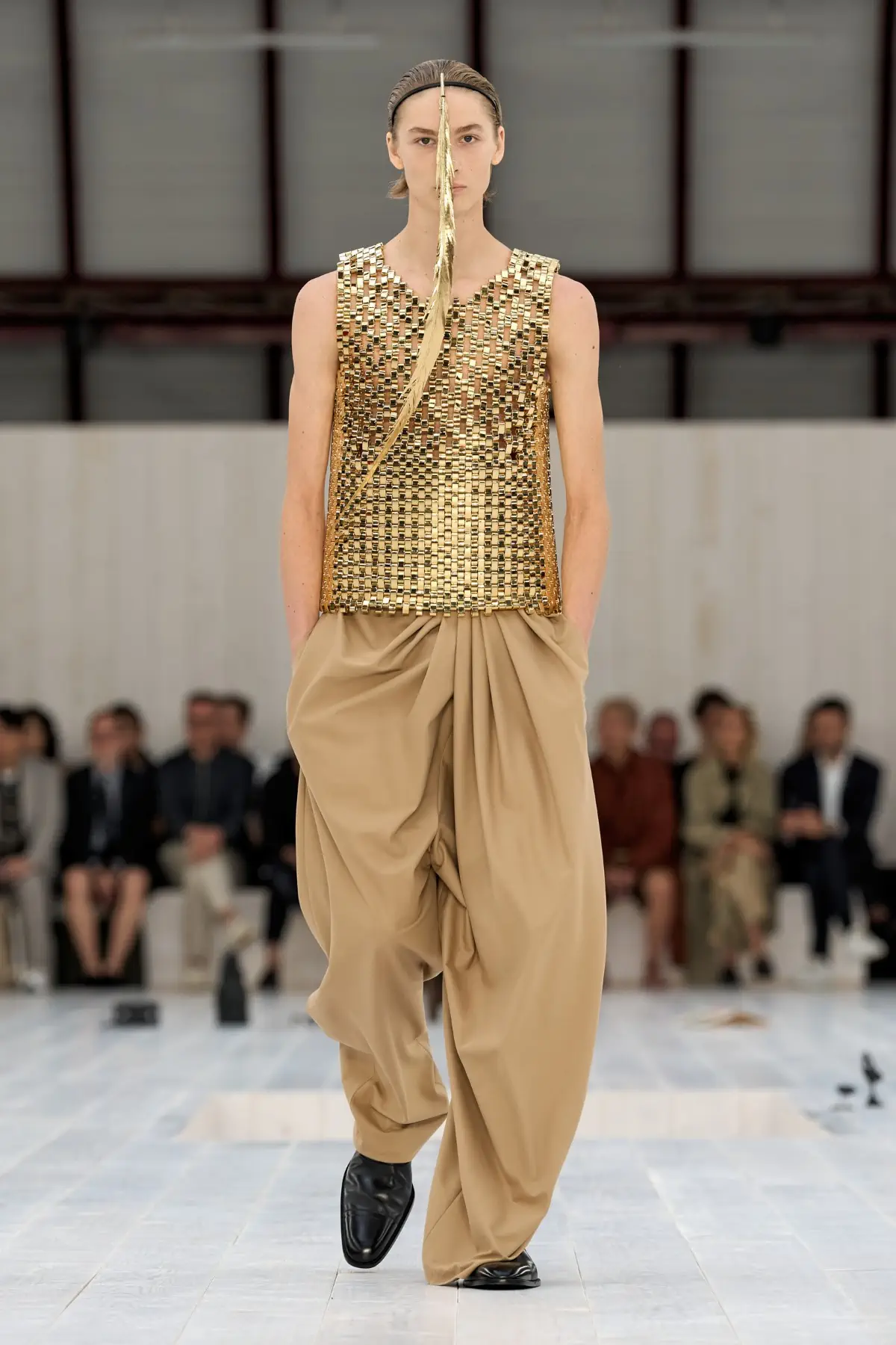 LOEWE Printemps 2025, l'exercice de retenue de Jonathan Anderson