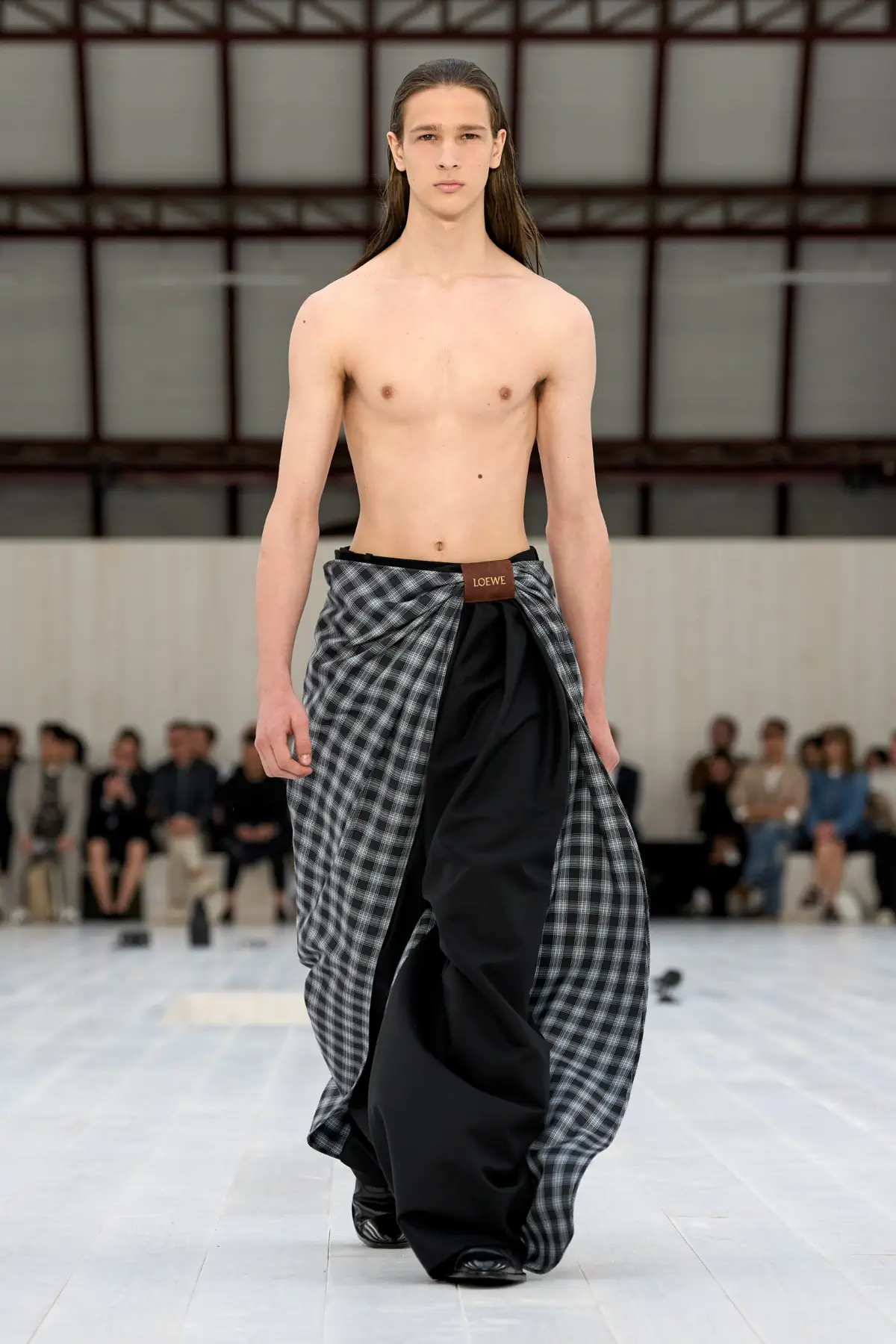LOEWE Printemps 2025, l'exercice de retenue de Jonathan Anderson