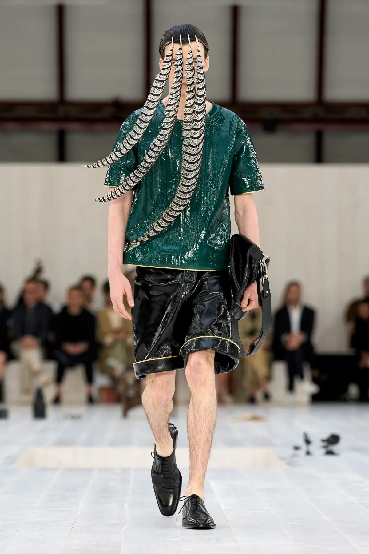 LOEWE Printemps 2025, l'exercice de retenue de Jonathan Anderson