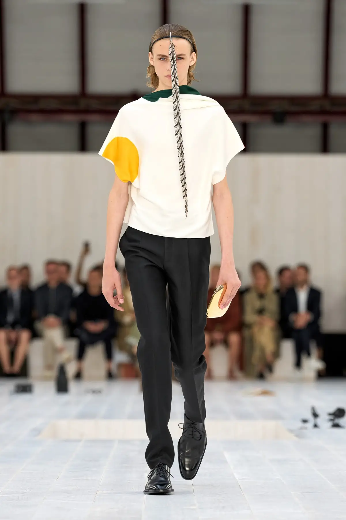 LOEWE Printemps 2025, l'exercice de retenue de Jonathan Anderson