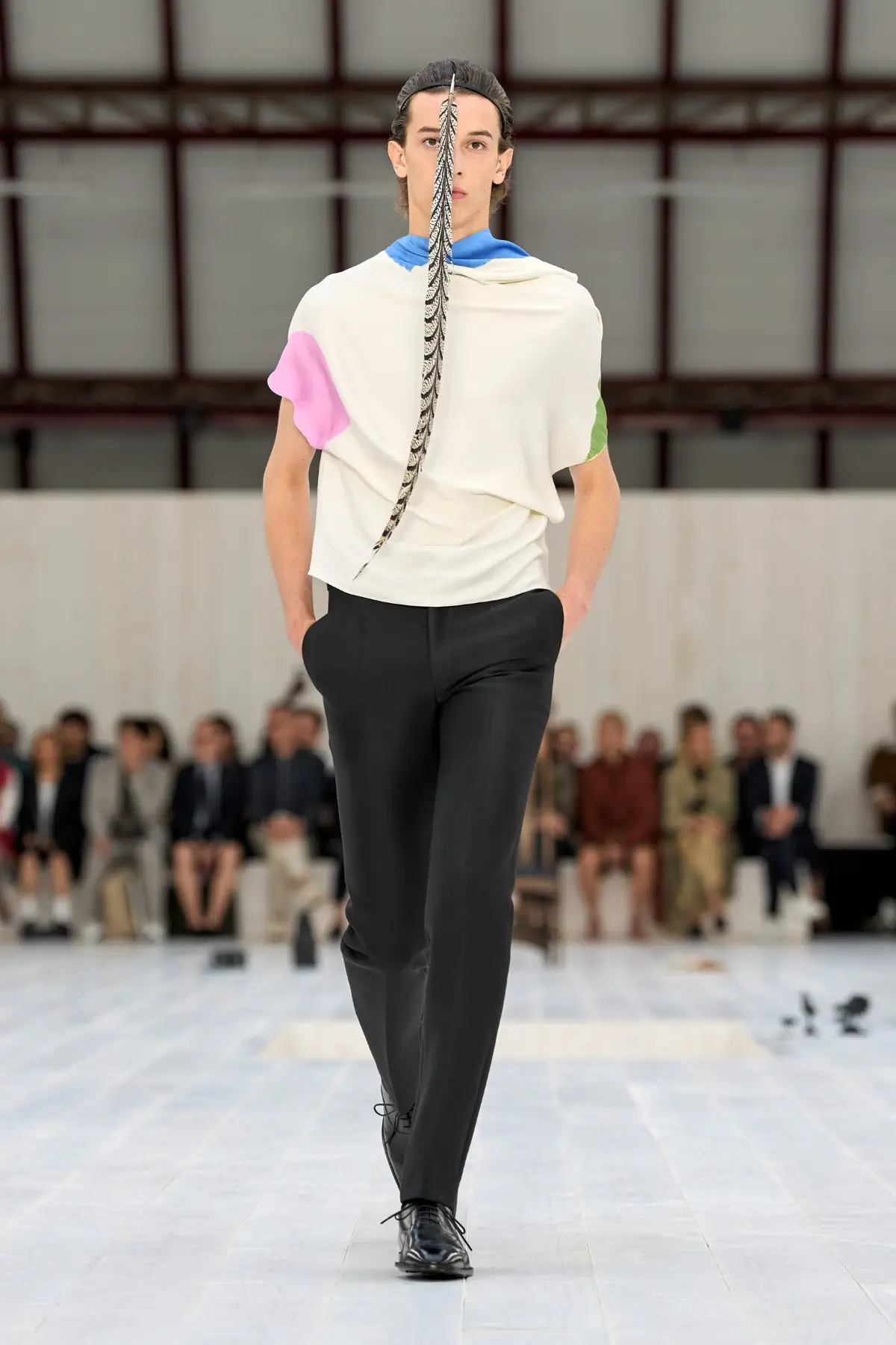 LOEWE Printemps 2025, l'exercice de retenue de Jonathan Anderson