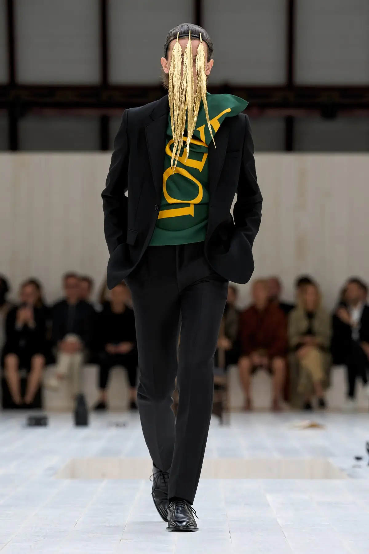 LOEWE Printemps 2025, l'exercice de retenue de Jonathan Anderson