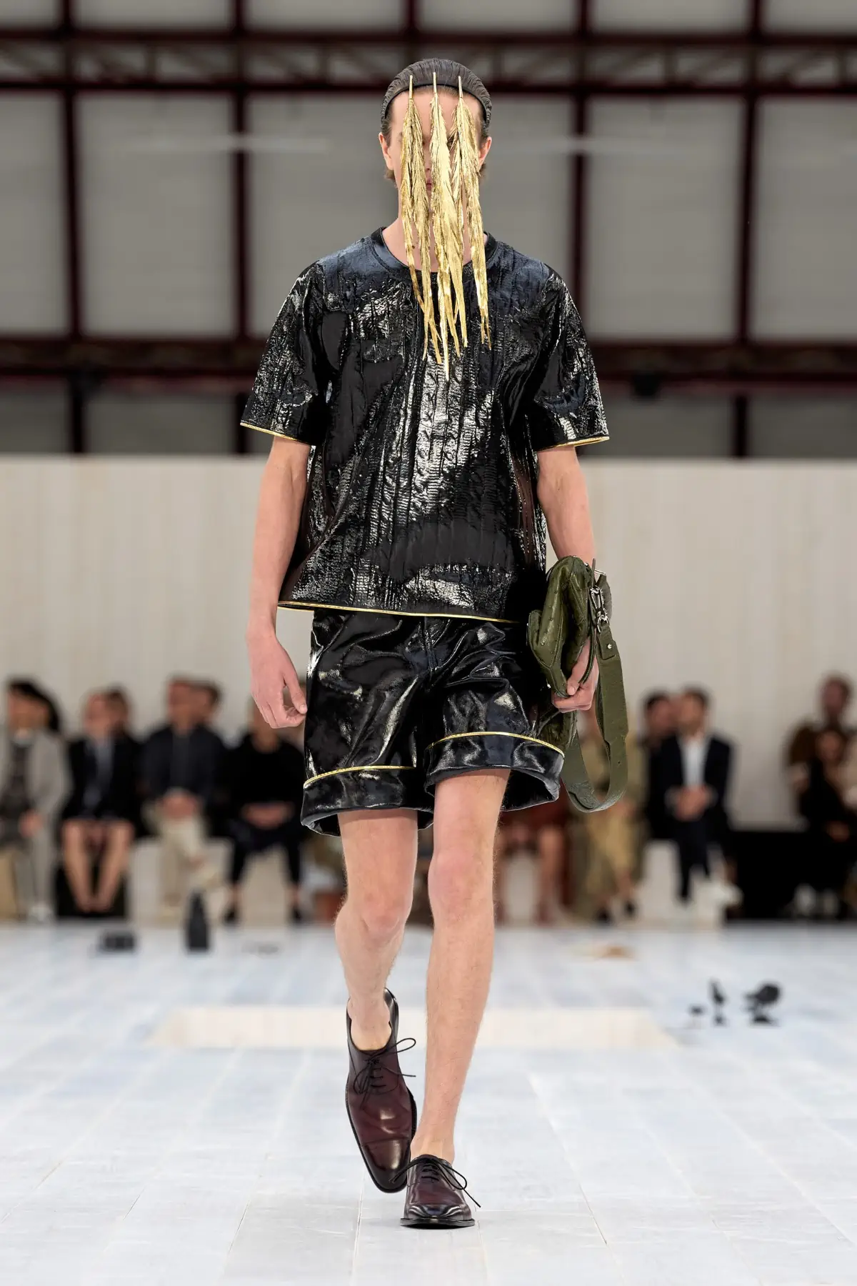 LOEWE Printemps 2025, l'exercice de retenue de Jonathan Anderson