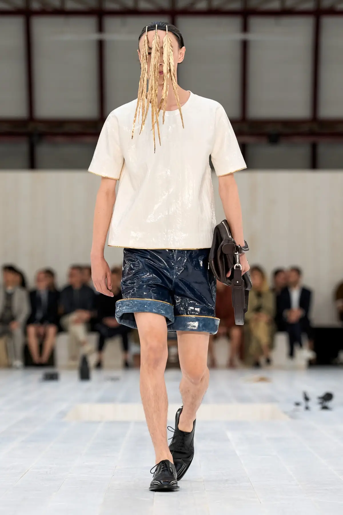 LOEWE Printemps 2025, l'exercice de retenue de Jonathan Anderson
