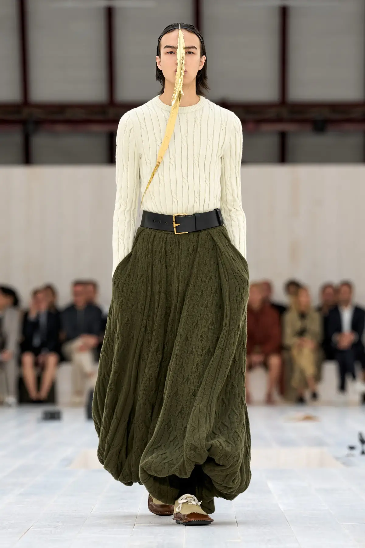 LOEWE Printemps 2025, l'exercice de retenue de Jonathan Anderson