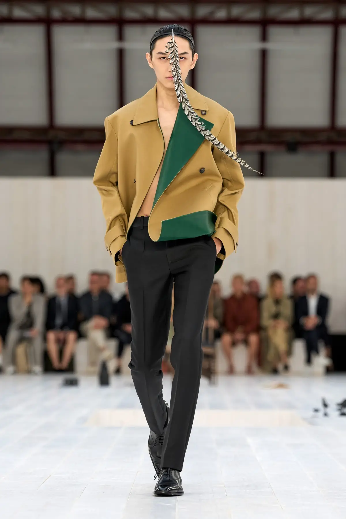 LOEWE Printemps 2025, l'exercice de retenue de Jonathan Anderson