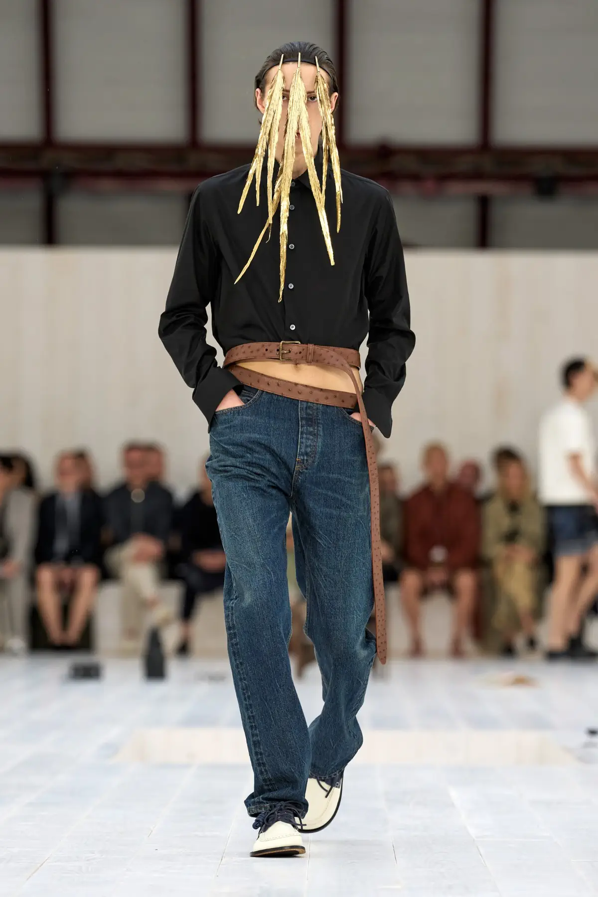 LOEWE Printemps 2025, l'exercice de retenue de Jonathan Anderson