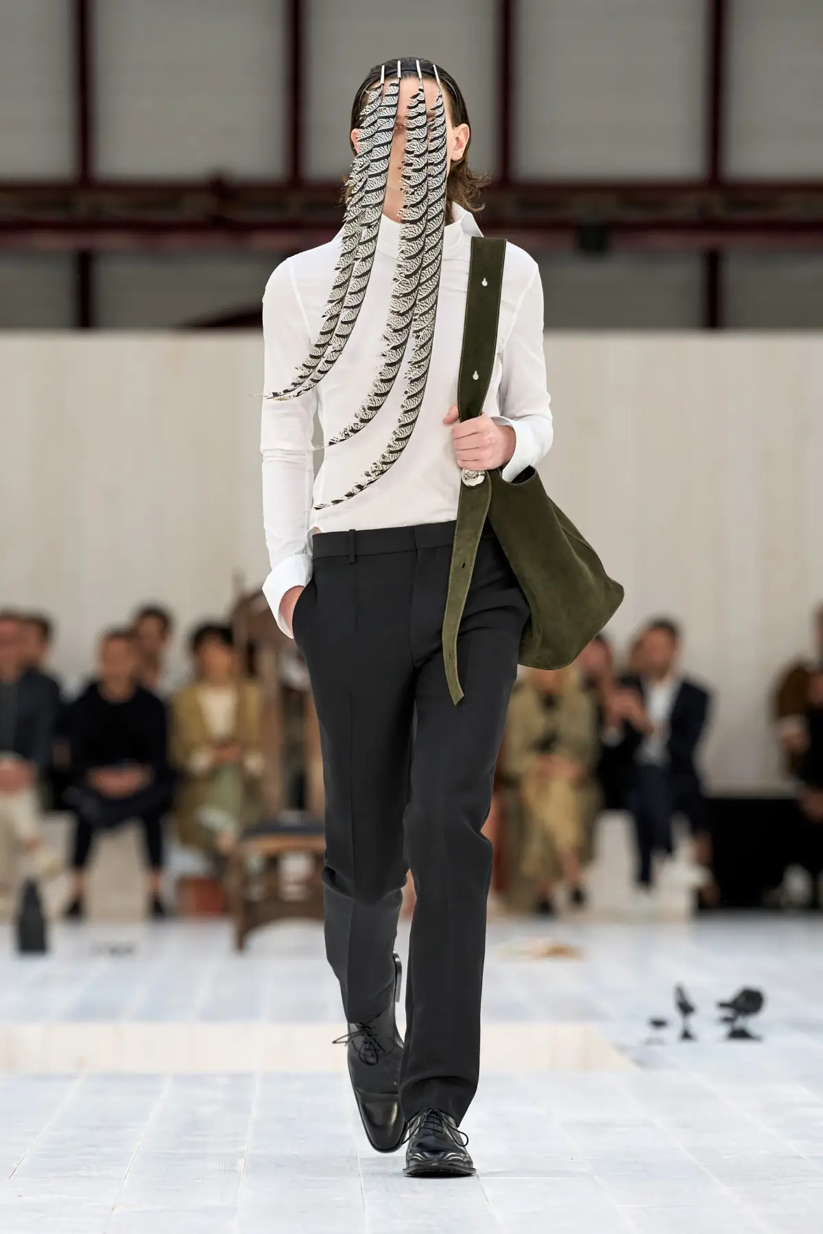 LOEWE Printemps 2025, l'exercice de retenue de Jonathan Anderson