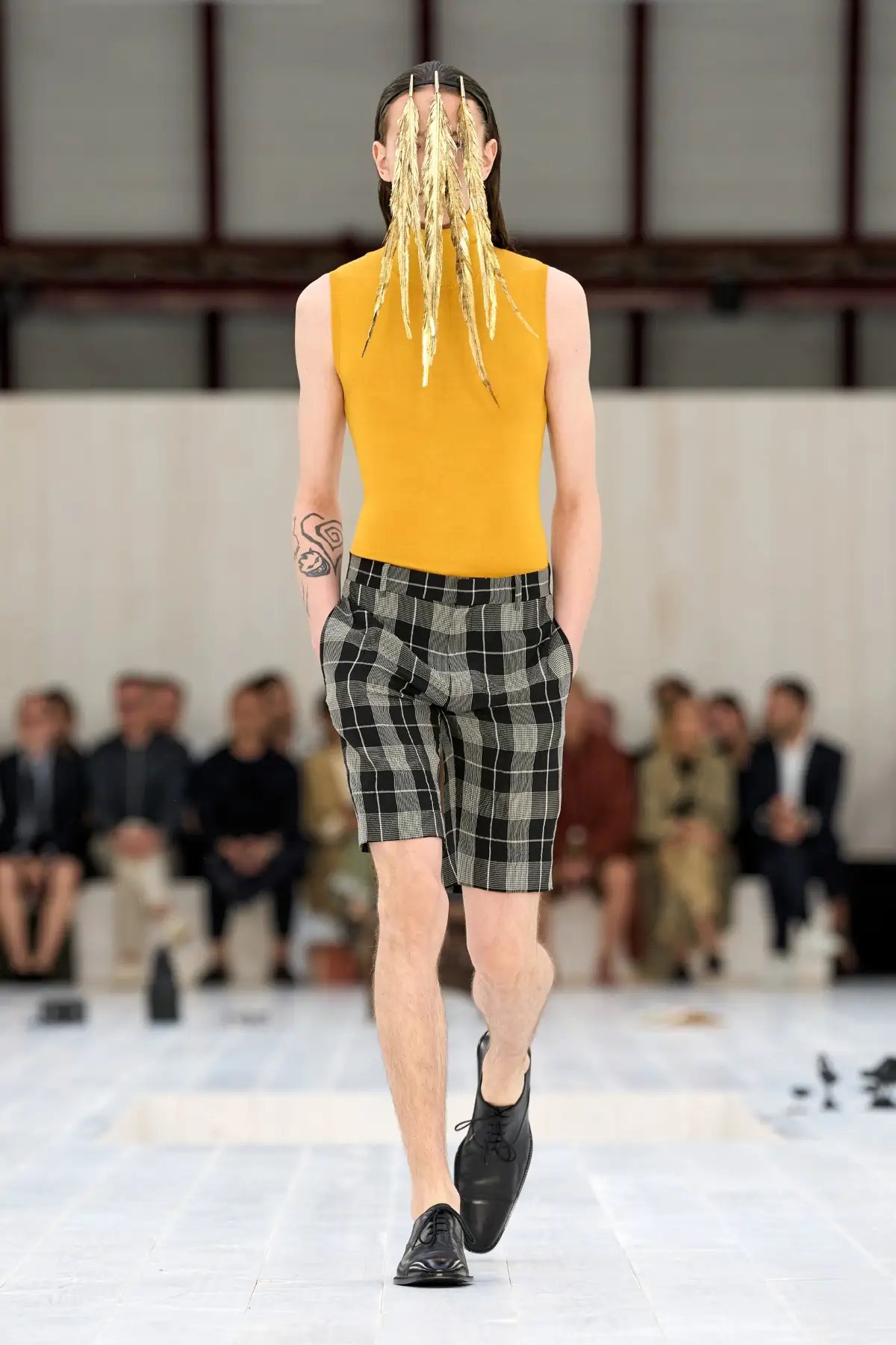 LOEWE Printemps 2025, l'exercice de retenue de Jonathan Anderson