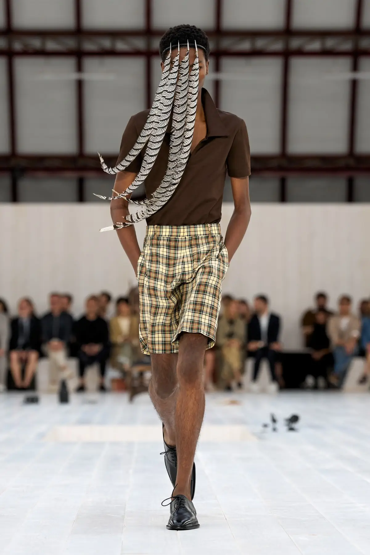 LOEWE Printemps 2025, l'exercice de retenue de Jonathan Anderson
