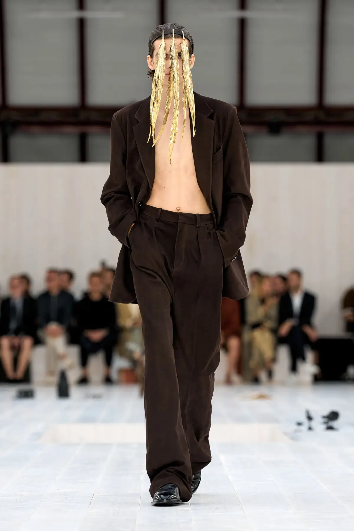 LOEWE Printemps 2025, l'exercice de retenue de Jonathan Anderson