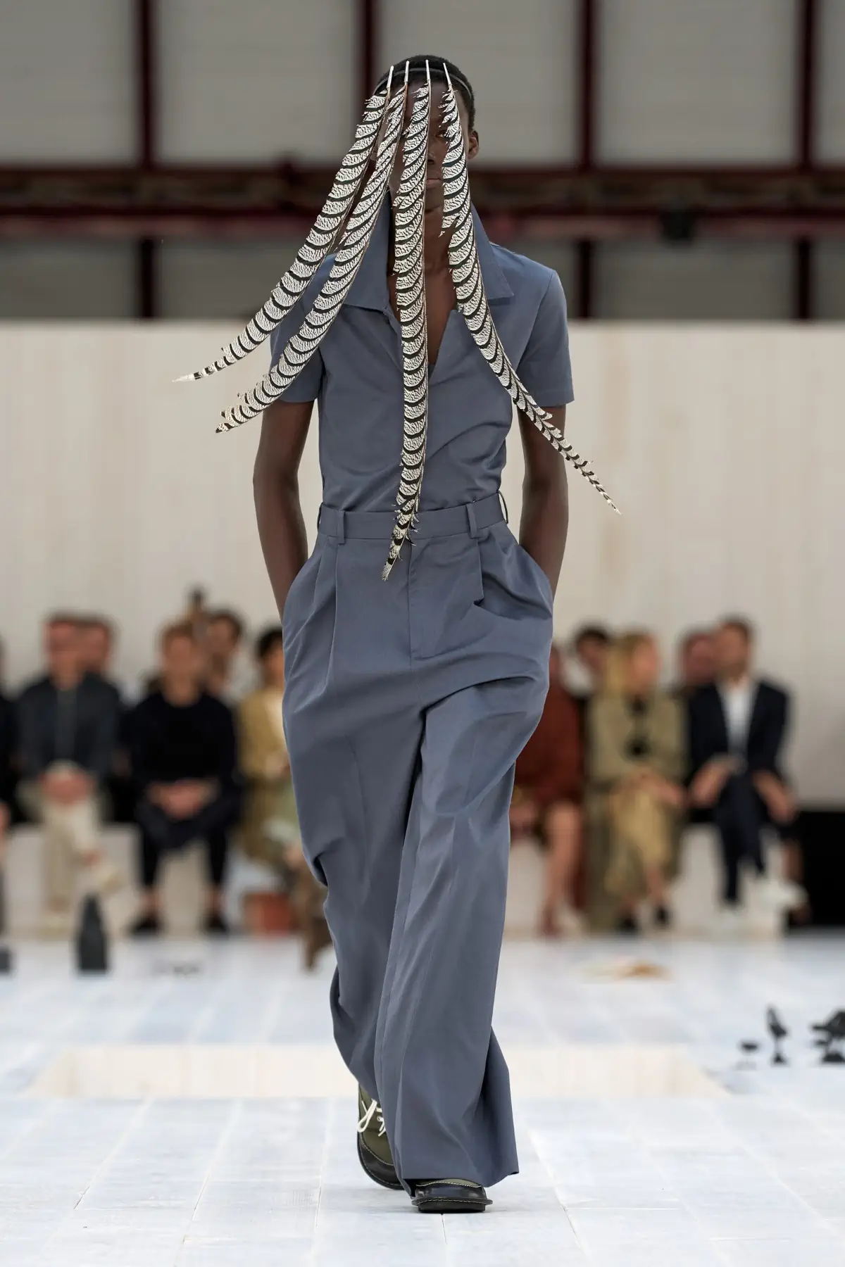 LOEWE Printemps 2025, l'exercice de retenue de Jonathan Anderson