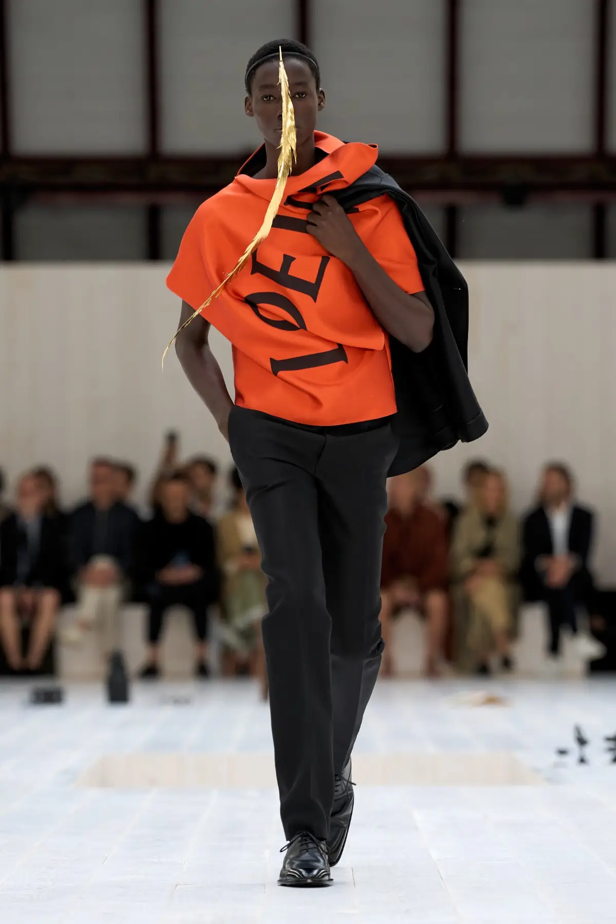 LOEWE Printemps 2025, l'exercice de retenue de Jonathan Anderson