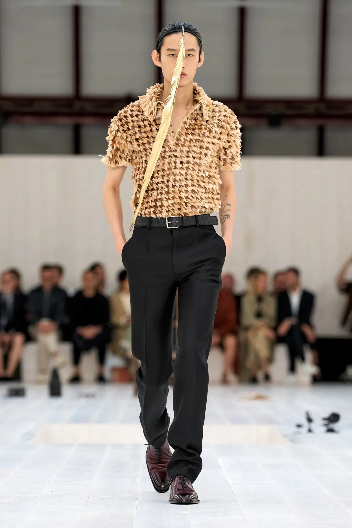 LOEWE Printemps 2025, l'exercice de retenue de Jonathan Anderson