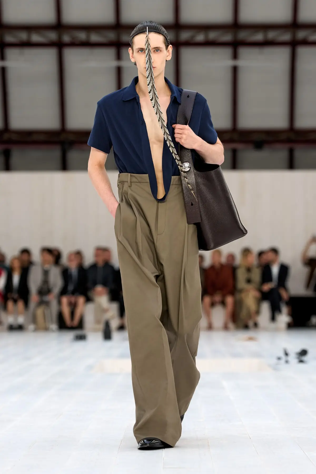 LOEWE Printemps 2025, l'exercice de retenue de Jonathan Anderson