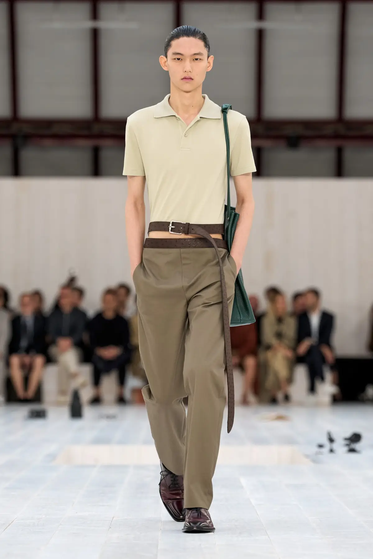 LOEWE Printemps 2025, l'exercice de retenue de Jonathan Anderson