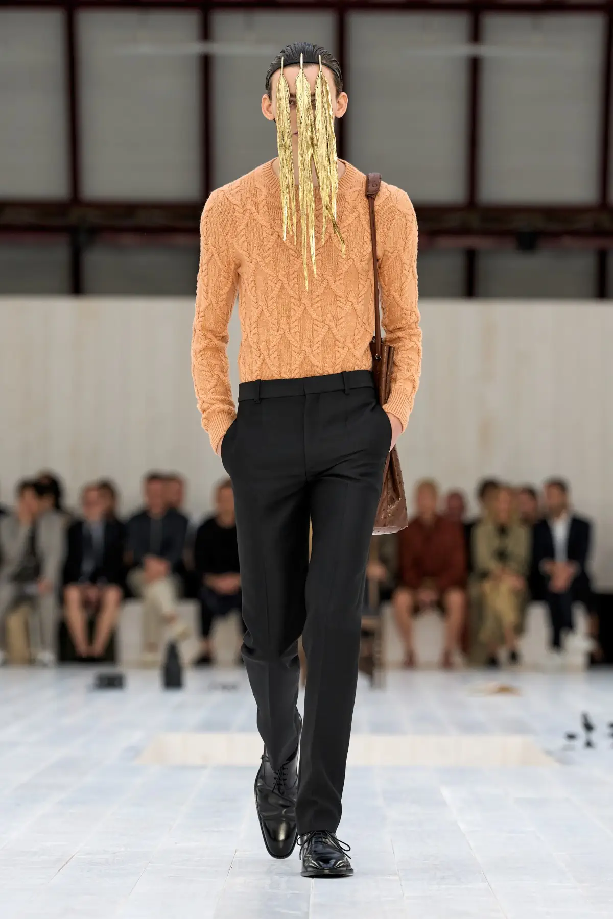 LOEWE Printemps 2025, l'exercice de retenue de Jonathan Anderson