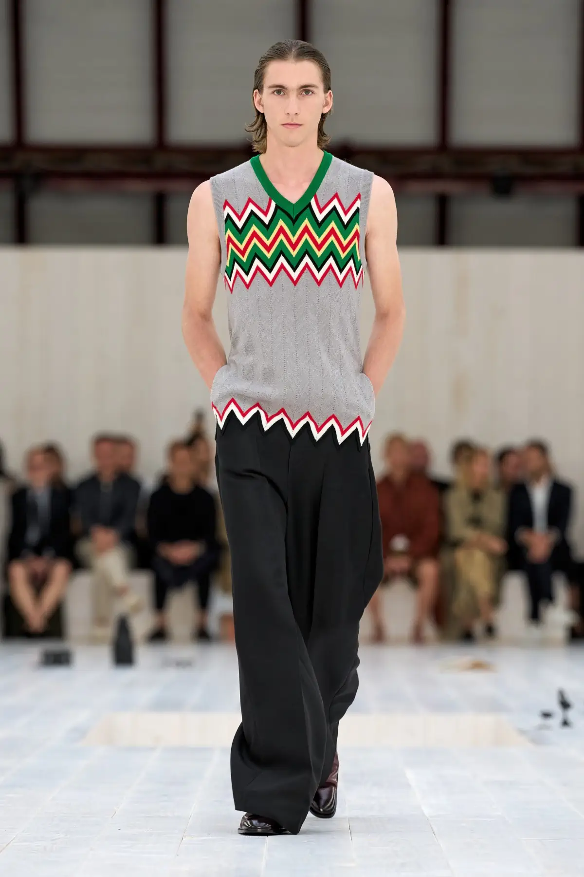 LOEWE Printemps 2025, l'exercice de retenue de Jonathan Anderson